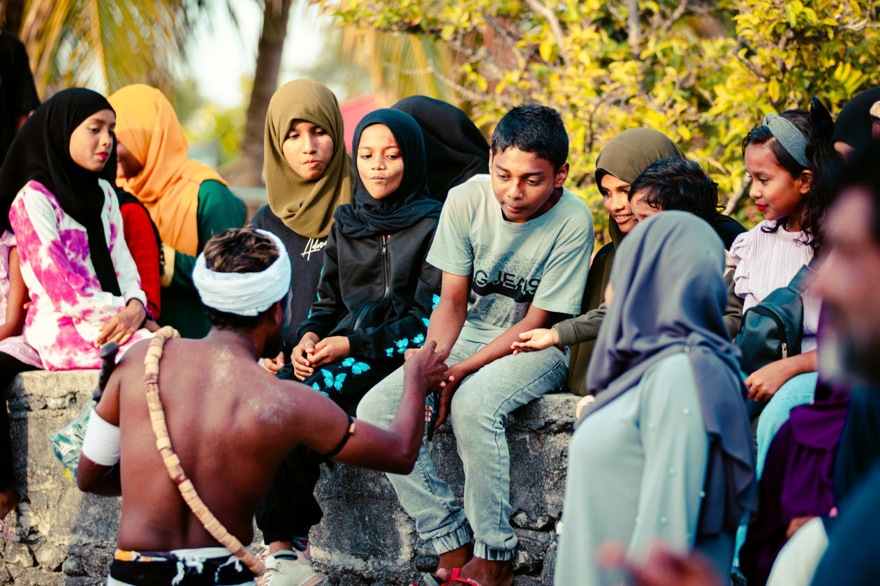 ކޯޑި ކުޅުނު މަންޒަރު ބަލަން ނުކުމެ ތިބި ކުދީންނަށް ހަދިޔާ ބަހަނީ. ރަސްގަތީމުގައި ކޯޑި ކުޅެނީ ދެ ޖިންސުގެ މީހުން ވެސް ބައިވެރިވެގެން ވަރަށް ފޯރިއާއެކު -- ފޮޓޯ: މިރާޝް ނާޝިމް / އަދަދު