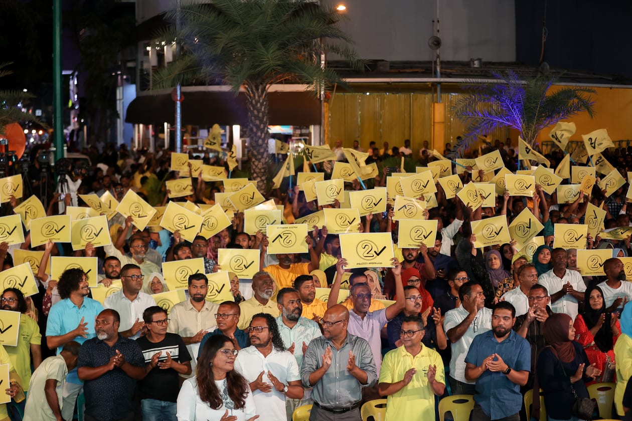 ގިނަ އަދަދެއްގެ ސަޕޯޓަރުންނާ އެކު މިރޭ އާޓިފިޝަލް ބީޗުގައި ބޭއްވި ރައީސް އިބްރާހިމް މުހައްމަދު ސޯލިހުގެ ކެމްޕޭން ރެލީ --- ފޮޓޯ؛ މުހައްމަދު ޝާބިން / އަދަދު