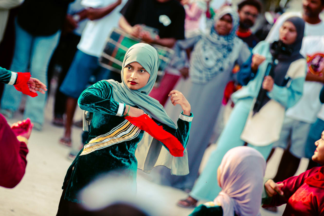 ކޯޑިއަކީ އެންމެ އިހު ޒަމާނުއްސުރެ ވެސް ރާއްޖޭގެ އެކި ކަންކޮޅުގައި ކުޅެމުން އަންނަ ކުޅިވަރެއް. ޒަމާނީ ކުލަވަރު ކޮންމެވެސް ވަރަކަށް މިހާރު އެ ކުޅިވަރުގައި ޖެހިފައި ހުއްޓެއްކަމަކު ރަސްގަތީމުގައި ކޯޑި ކުޅެނީ ހުރިހާ އުމުރެއްގެ މީހުންގެ ވެސް ބައިވެރިވުމާއެކު -- ފޮޓޯ: މިރާޝް ނާޝިމް