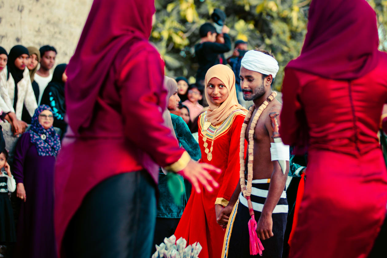 ކޯޑި ދުއްވާ މަންޒަރު ބަލަން ރަށުގެ ކުދިބޮޑު އެންމެން ނުކުމޭ. ކޯޑި ދުއްވަނީ ސަގާފީ އެކި ހަރަކާތްތަކާ އެކު އެ ރަށެއްގެ ބޮޑެތި މަގުތައް މަތީގައި -- ފޮޓޯ: މިރާޝް ނާޝިމް / އަދަދު