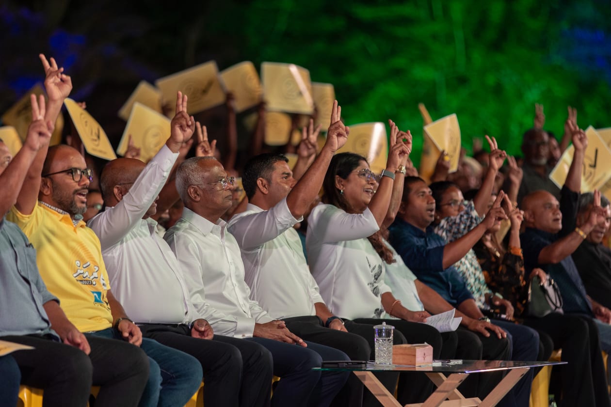 ގިނަ އަދަދެއްގެ ސަޕޯޓަރުންނާ އެކު މިރޭ އާޓިފިޝަލް ބީޗުގައި ބޭއްވި ރައީސް އިބްރާހިމް މުހައްމަދު ސޯލިހުގެ ކެމްޕޭން ރެލީ --- ފޮޓޯ؛ މުހައްމަދު ޝާބިން / އަދަދު