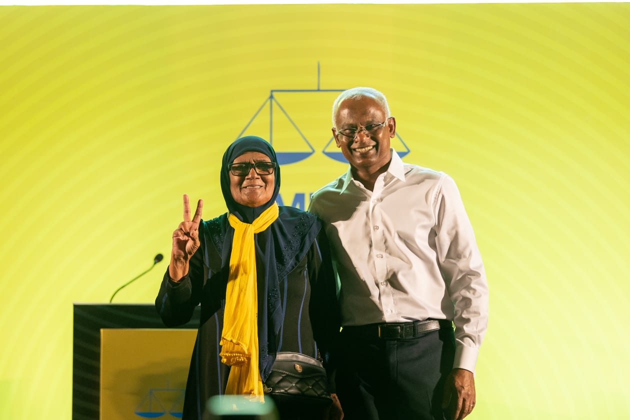 ގިނަ އަދަދެއްގެ ސަޕޯޓަރުންނާ އެކު މިރޭ އާޓިފިޝަލް ބީޗުގައި ބޭއްވި ރައީސް އިބްރާހިމް މުހައްމަދު ސޯލިހު އާއި އެމްޑީޕީގެ އާންމު މެމްބަރެއް ކަމުގައިވާ، ނައިމައްތައާއެކު--- ފޮޓޯ؛ މުހައްމަދު ޝާބިން / އަދަދު