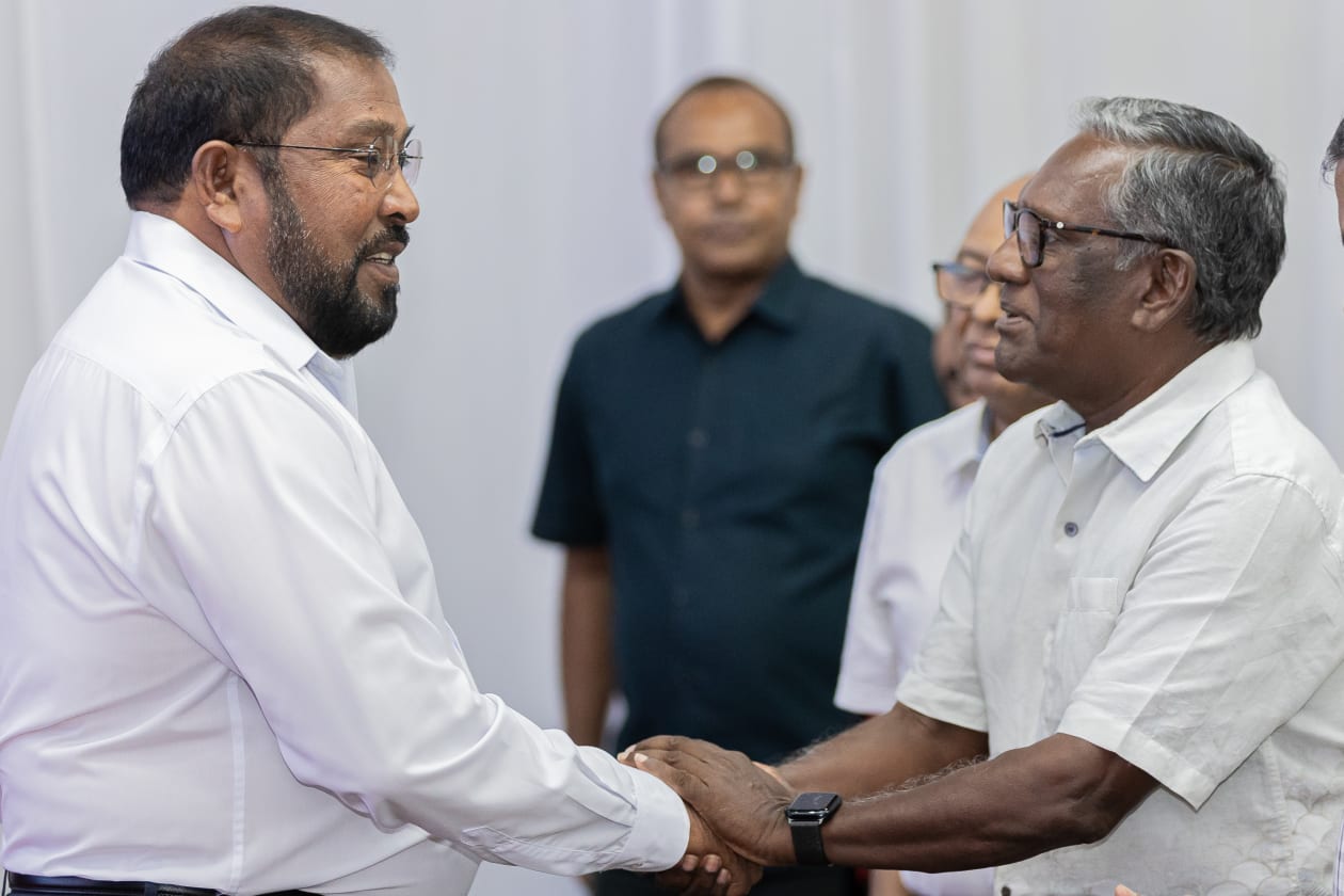 ސެޕްޓެމްބަރ 8, 2023: ވިލާ ފައުންޑޭޝަނުން ތައްޔާރު ކުރި ޤުރުއާން ތަފްސީރުގެ ދިވެހި ތަރުޖަމާ ނެރުމަށްޓަކައި  ވިލާ ކޮލެޖުގައި ބޭއްވި ރަސްމިއްޔާތުގެ ތެރެއިން. --- ފޮޓޯ: އަބްދުالله އިޔާން/އަދަދު