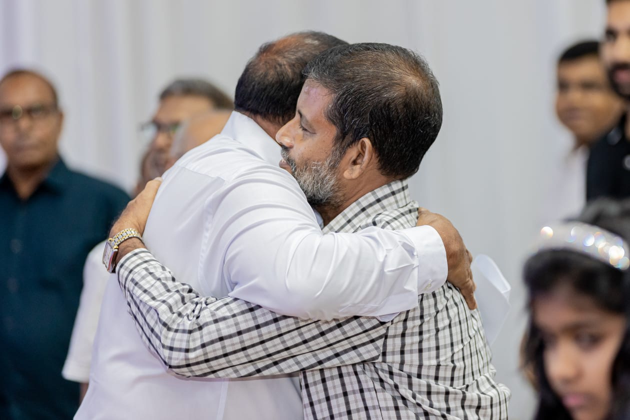 ސެޕްޓެމްބަރ 8, 2023: ވިލާ ފައުންޑޭޝަނުން ތައްޔާރު ކުރި ޤުރުއާން ތަފްސީރުގެ ދިވެހި ތަރުޖަމާ ނެރުމަށްޓަކައި  ވިލާ ކޮލެޖުގައި ބޭއްވި ރަސްމިއްޔާތުގެ ތެރެއިން. --- ފޮޓޯ: އަބްދުالله އިޔާން/އަދަދު