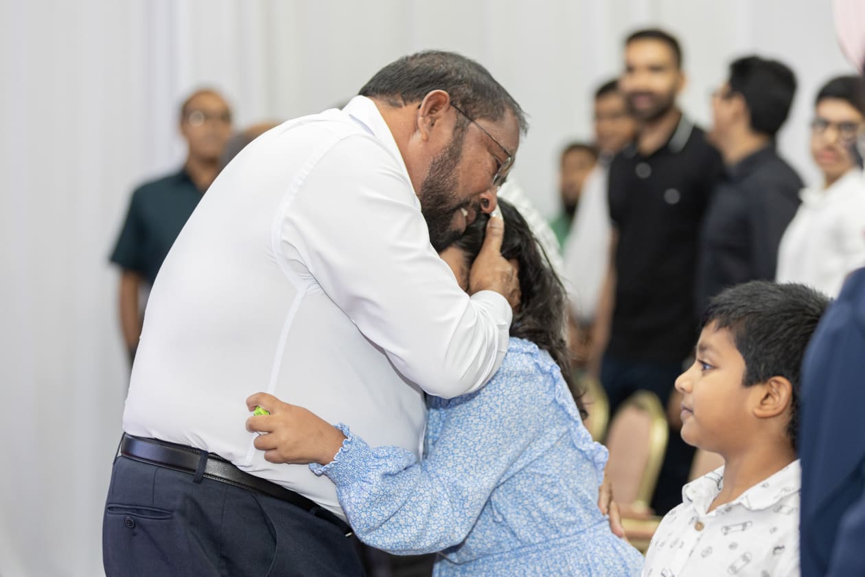 ސެޕްޓެމްބަރ 8, 2023: ވިލާ ފައުންޑޭޝަނުން ތައްޔާރު ކުރި ޤުރުއާން ތަފްސީރުގެ ދިވެހި ތަރުޖަމާ ނެރުމަށްޓަކައި  ވިލާ ކޮލެޖުގައި ބޭއްވި ރަސްމިއްޔާތުގެ ތެރެއިން. --- ފޮޓޯ: އަބްދުالله އިޔާން/އަދަދު