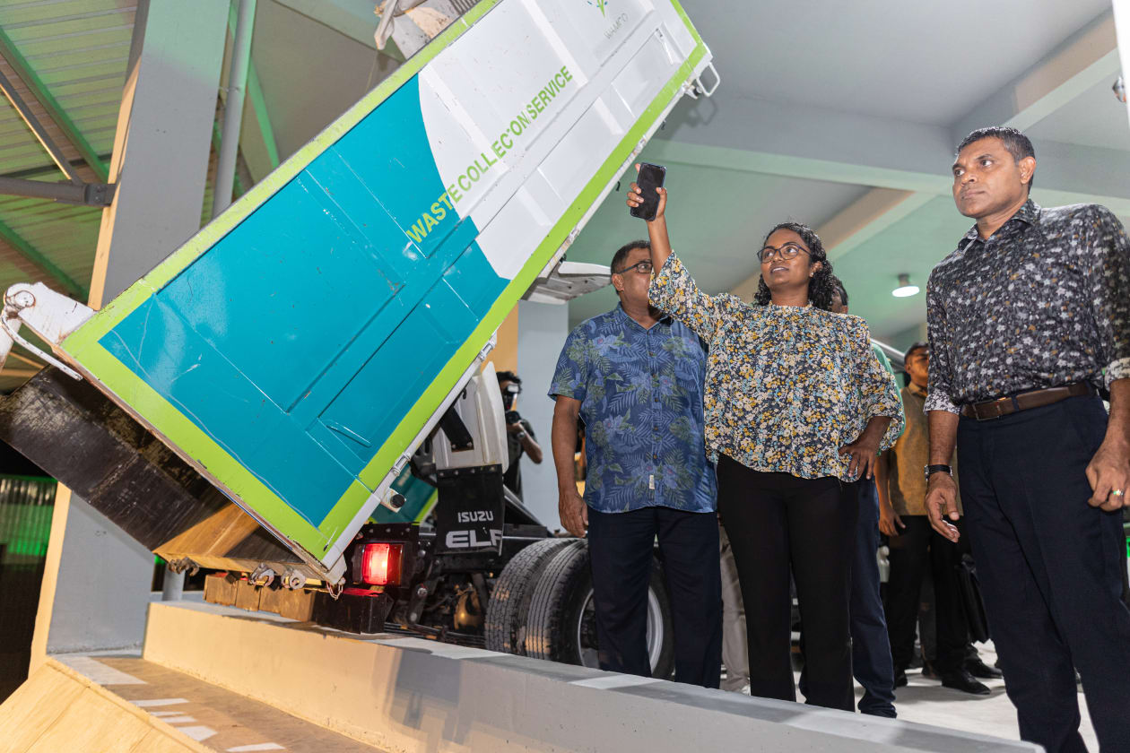 އޮގަސްޓު 28، 2023 - މި މަޝްރޫއު ކުރިއަށް ގެންދިޔައީ ޓެކްނިކަލް އެސިސްޓެންސް ސްޕެޝަލް ފަންޑް، ޖަޕާން ފަންޑު ފޯ ޕްރޮސްޕަރަސް އެންޑް ރެޒިލިއެންޓް އޭޝިއާ އަދި އޭޝިއަން ޑެވެލޮޕްމެންޓް ބޭންކް (އޭޑީބީ) ގެ އެހީތެރިކަމާއެކު އެވެ. ގާތްގަނޑަކަށް 12 މިލިއަން ޑޮލަރު (183 މިލިއަން ރުފިޔާ) ހަރަދުކޮށްްގެން ހެދި ވޭސްޓު ޓްރާންސްފާ ސްޓޭޝަން ހެދީ ޗައިނާ މަސައްކަތް ކުރިއަށް ގެންދިޔައީ ސްޓޭޓް ކޮންސްޓްރަކްޝަން އެންޑު އިންޖިނިއަރިން ކޯޕަރޭޝަން (ސީއެސްސީއީސީ) އިންނެވެ  -- ފޮޓޯ: އަބްދުﷲ އިޔާން/ އަދަދު