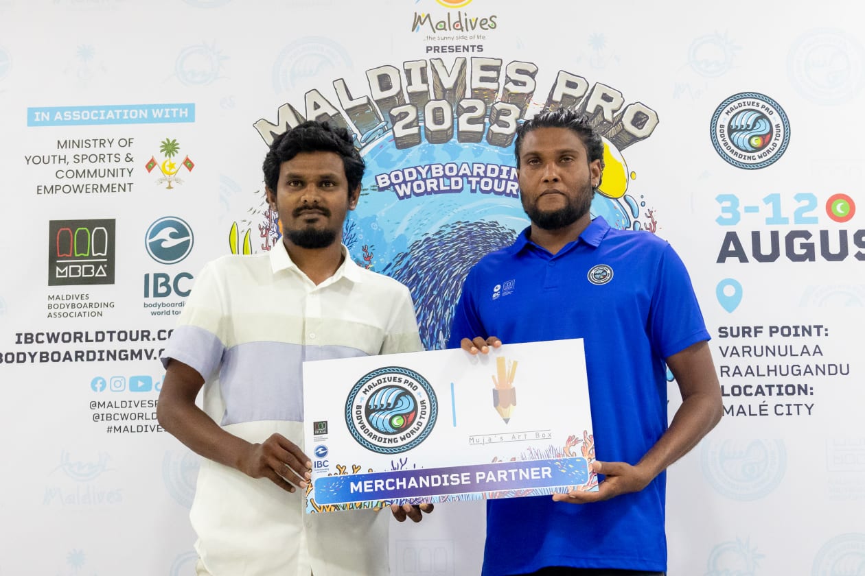 ޖުލައި 25، 2023 - ވިސިޓް މޯލްޑިވްސް ޕްރޯ 2023 ގެ ޕާޓްނަރުންނާ އެކު ސޮއި ކުރި ރަަސްމިއްޔާތުގެ ތެރެއިން؛ މި މުބާރާތުގެ ޓައިޓަލް ސްޕޮންސަރަކީ އެމްއެމްޕީއާރްސީ އަދި މުބާރާތުގެ އިތުރު 12 ޕާޓްނަރުން ހިމެނޭ. މިއީ ރާއްޖޭގައި ވިސިޓް މޯލްޑިވްސް ޕްރޯ ބާއްވާ ދެ ވަނަ އަހަރު --- ފޮޓޯ؛ މުހައްމަދު ޝާބިން /  އަދަދު