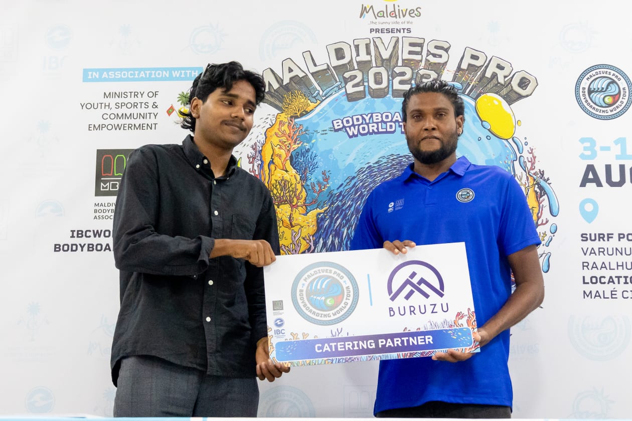 ޖުލައި 25، 2023 - ވިސިޓް މޯލްޑިވްސް ޕްރޯ 2023 ގެ ޕާޓްނަރުންނާ އެކު ސޮއި ކުރި ރަަސްމިއްޔާތުގެ ތެރެއިން؛ މި މުބާރާތުގެ ޓައިޓަލް ސްޕޮންސަރަކީ އެމްއެމްޕީއާރްސީ އަދި މުބާރާތުގެ އިތުރު 12 ޕާޓްނަރުން ހިމެނޭ. މިއީ ރާއްޖޭގައި ވިސިޓް މޯލްޑިވްސް ޕްރޯ ބާއްވާ ދެ ވަނަ އަހަރު --- ފޮޓޯ؛ މުހައްމަދު ޝާބިން /  އަދަދު