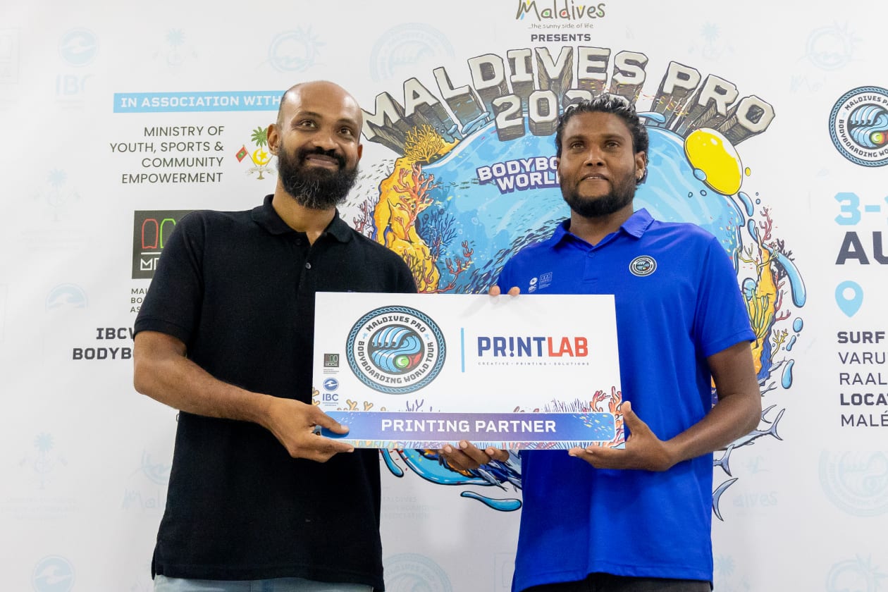ޖުލައި 25، 2023 - ވިސިޓް މޯލްޑިވްސް ޕްރޯ 2023 ގެ ޕާޓްނަރުންނާ އެކު ސޮއި ކުރި ރަަސްމިއްޔާތުގެ ތެރެއިން؛ މި މުބާރާތުގެ ޓައިޓަލް ސްޕޮންސަރަކީ އެމްއެމްޕީއާރްސީ އަދި މުބާރާތުގެ އިތުރު 12 ޕާޓްނަރުން ހިމެނޭ. މިއީ ރާއްޖޭގައި ވިސިޓް މޯލްޑިވްސް ޕްރޯ ބާއްވާ ދެ ވަނަ އަހަރު --- ފޮޓޯ؛ މުހައްމަދު ޝާބިން /  އަދަދު