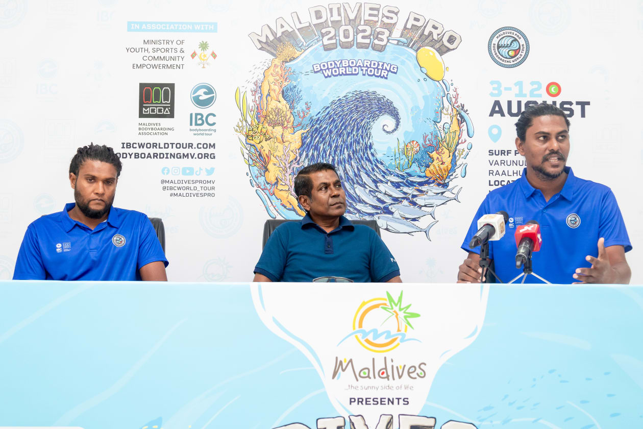 ޖުލައި 25، 2023 - ވިސިޓް މޯލްޑިވްސް ޕްރޯ 2023 ގެ ޕާޓްނަރުންނާ އެކު ސޮއި ކުރި ރަަސްމިއްޔާތުގެ ތެރެއިން؛ މި މުބާރާތުގެ ޓައިޓަލް ސްޕޮންސަރަކީ އެމްއެމްޕީއާރްސީ އަދި މުބާރާތުގެ އިތުރު 12 ޕާޓްނަރުން ހިމެނޭ. މިއީ ރާއްޖޭގައި ވިސިޓް މޯލްޑިވްސް ޕްރޯ ބާއްވާ ދެ ވަނަ އަހަރު --- ފޮޓޯ؛ މުހައްމަދު ޝާބިން /  އަދަދު