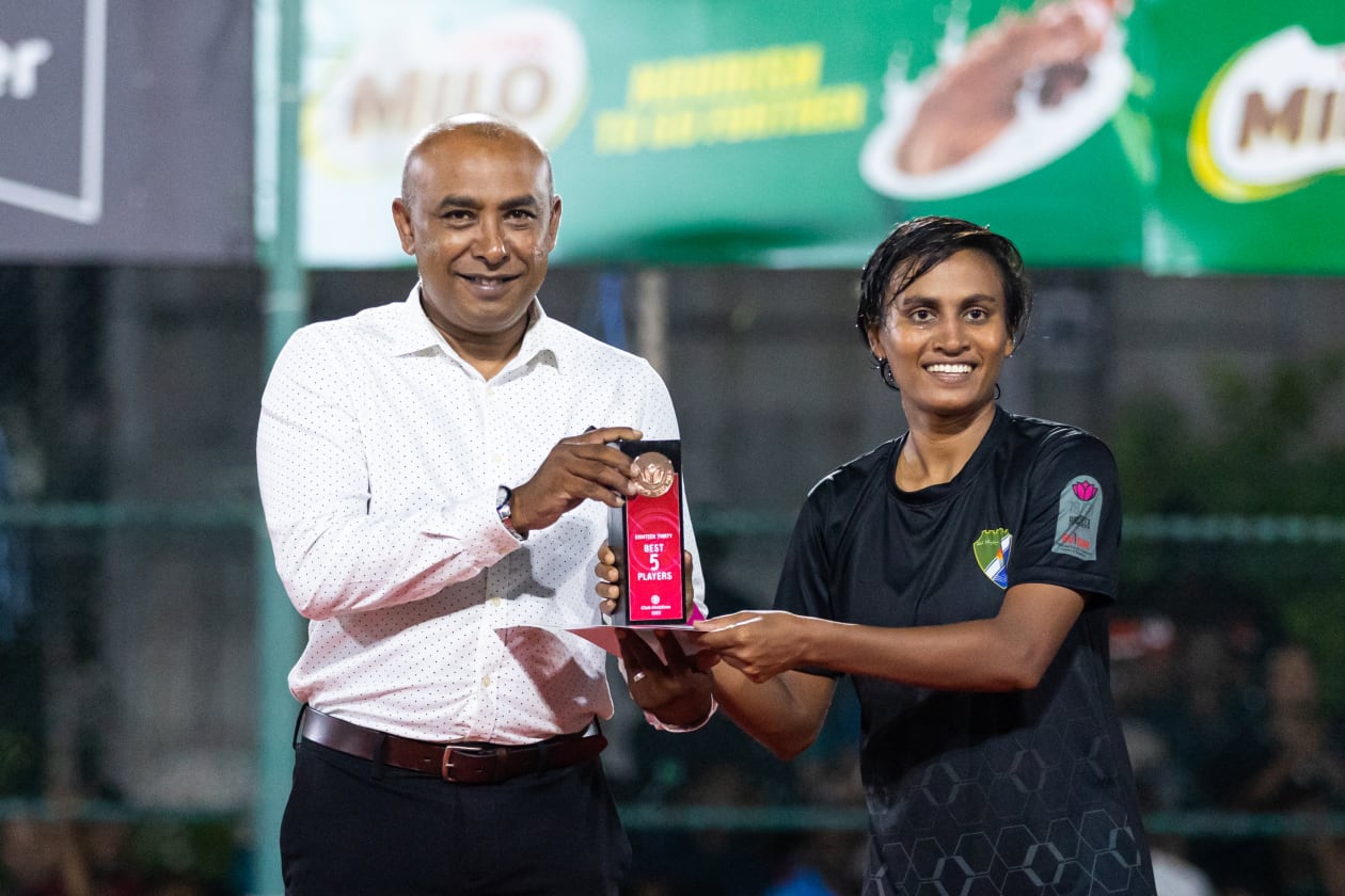 މާލެ (ނޮވެމްބަރު 4): ދިވެހި ސިފައިންގެ ކްލަބުން ވަނީ މީގެ ކުރިން 2013 އާއި 2014 ވަނަ އަހަރު 18/30 ފުޓްސަލް ފިއެސްޓާގެ ޗެމްޕިއަންކަން ހޯދާފައި: މި ފަހަރުގެ މުބާރާތުގެ ޗެމްޕިއަންކަން ސިފައިން ހޯދީ އެންމެ ފަހުން ތިން ފަހަރު ތަށި އުފުލާލި އެމްޕީއެލްގެ މައްޗަށް ރޭ ކުުޅުނު ފައިނަލުގައި 10-2 އިން ކުރިހޯދައިގެން: މުބާރާތުގެ އެންމެ މޮޅު ކުުޅުންތެރިޔާގެ މަގާމާއި އެންމެ ގިނަ ގޯލު ޖެހި ކުޅުންތެރިއަކަށް ވެސް ހޮވުނީ ސިފައިންގެ ޓީމުގެ ސަބީނާ.-- ފޮޓޯ: އަބްދުﷲ އިޔާން - މުހައްމަދު ޝާބިން/ އަދަދު 