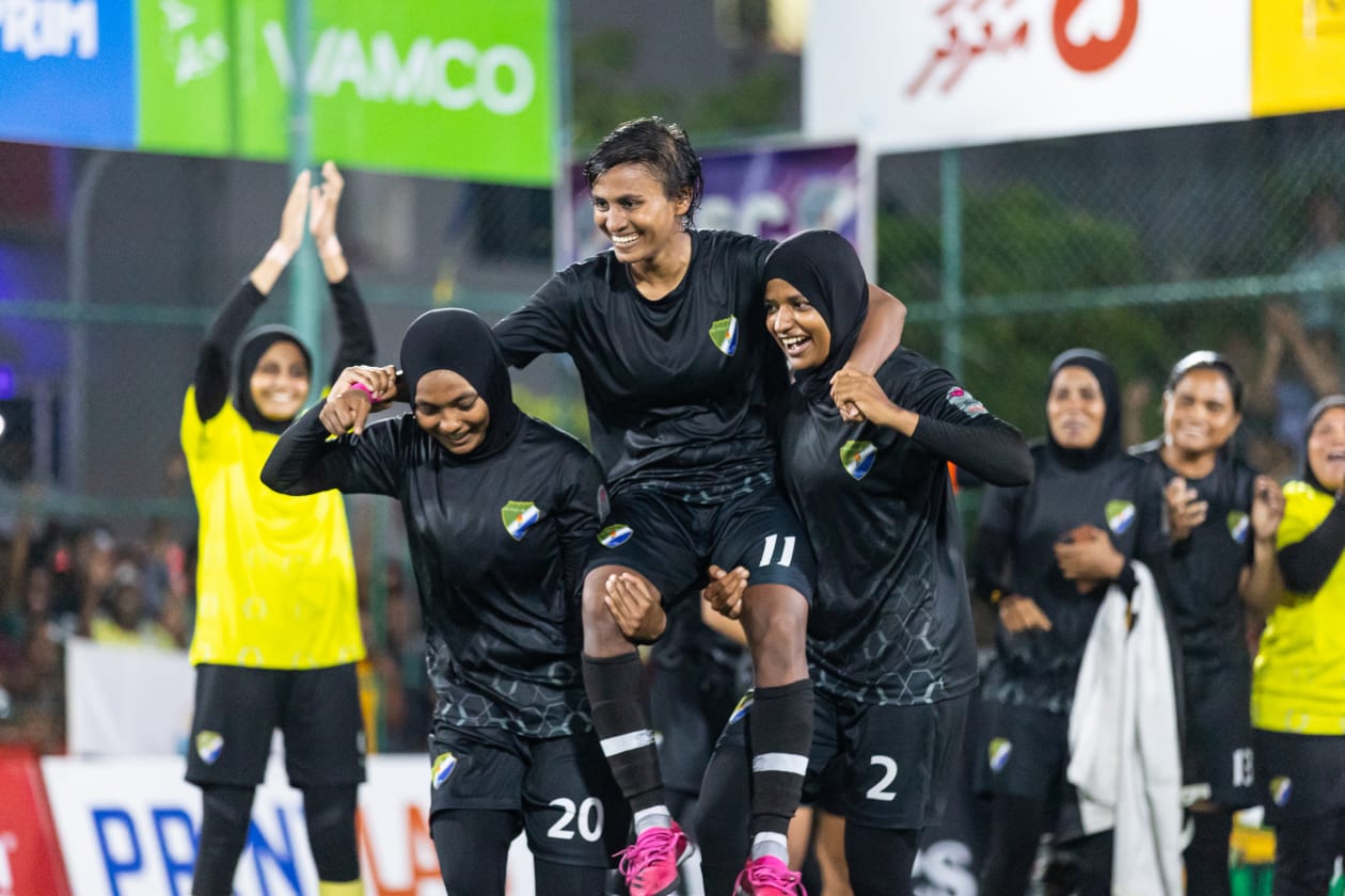 މާލެ (ނޮވެމްބަރު 4): ދިވެހި ސިފައިންގެ ކްލަބުން ވަނީ މީގެ ކުރިން 2013 އާއި 2014 ވަނަ އަހަރު 18/30 ފުޓްސަލް ފިއެސްޓާގެ ޗެމްޕިއަންކަން ހޯދާފައި: މި ފަހަރުގެ މުބާރާތުގެ ޗެމްޕިއަންކަން ސިފައިން ހޯދީ އެންމެ ފަހުން ތިން ފަހަރު ތަށި އުފުލާލި އެމްޕީއެލްގެ މައްޗަށް ރޭ ކުުޅުނު ފައިނަލުގައި 10-2 އިން ކުރިހޯދައިގެން: މޮޅު ކުޅުންތެރިއަކަށް ހޮވުނު ސަބީނާ އުރާލައިގެން ސިފައިންގެ ދެ ކުޅުންތެރިއަކު ދަނީ.-- ފޮޓޯ: އަބްދުﷲ އިޔާން - މުހައްމަދު ޝާބިން/ އަދަދު 
