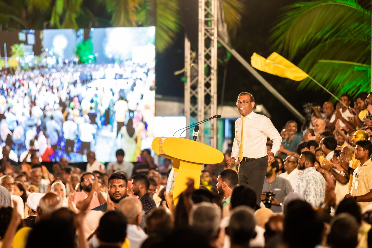 ޑިސެމްބަރ 26، 2023 - އެމްޑީޕީގެ ރިޔާސީ ޕްރައިމަރީގައި ވާދަކުރާ ދެ ކެންޑިޑޭޓުންގެ ފަހު ޖަލްސާގެ ތެރެއިން؛ 'ފިކުރެއްގެ ދިރުން' ޖަލްސާގައި ރައީސް ނަޝީދު ސަޕޯޓަރުންގެ ތެރޭގައި --- ފޮޓޯ؛ މުހައްމަދު ޝާބިން / އަދަދު