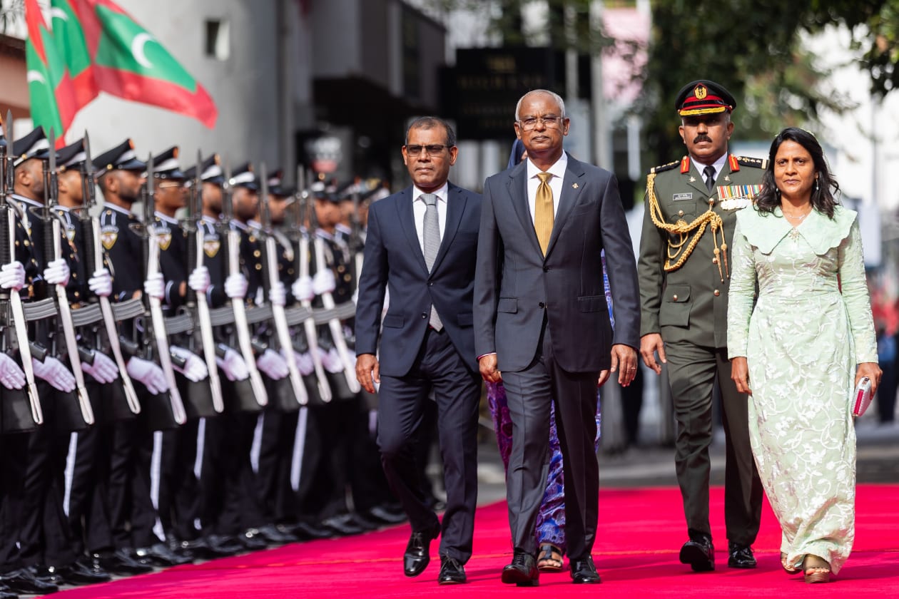 ފޮޓޯ؛ ރިޔާސީ ބަޔާން އިއްވުމާއި އިދިކޮޅުގެ މުޒާހަރާ