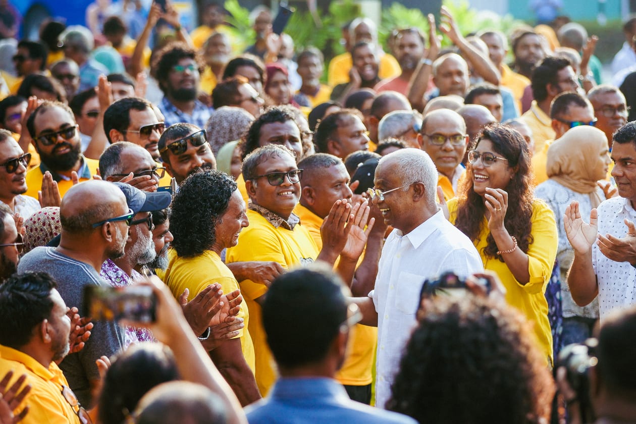 މި ޖަލްސާއަށް ފަހު ރާއްޖޭގެ ދެކުނަށް ދަތުރުކުރައްވަން ފެއްޓެވި އެވެ. ހުވަދޫ، ފުވައްމުލަށް އަދި އައްޑޫއަށް ދަތުރުކުރެއްވުމަށް ފަހު، ކެމްޕެއިން ނިންމާލުމުގެ ޖަލްސާ ގިނަ އަދަދެއްގެ ބަޔަކާއި އެކު އައްޑޫގައި ބޭއްވުމަށް ފަހު މާލެ ވަޑައިގަތެވެ.