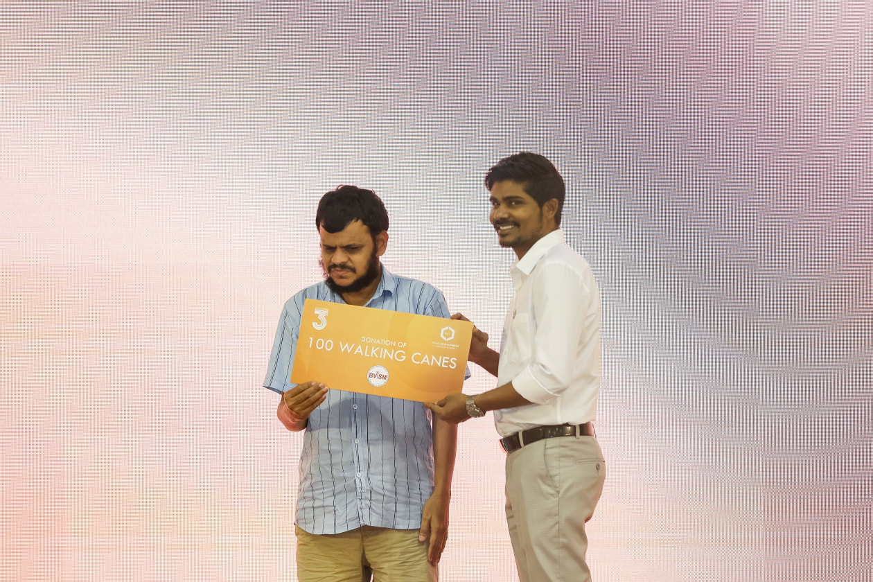 ޑިސެމްބަރު 24، 2022 - އާރްޑީސީ އަށް ތިން އަހަރު ފުރުމުގެ މުނާސަބަތުގައި ބޭއްވި ޖަލްސާގައި އެ ކުންފުނީގެ އިޖުތިމާއީ ޒިންމާގެ ތެރެއިން،  ބްލައިންޑް އެސޯސިއޭޝަން އަށް 100 ވޯކިން ކޭން (ލޯފަން މީހުން ހިނގާއިރު ބޭނުންކުރާ ދަނޑި) ވަނީ ހަދިޔާކޮށްފަ --ފޮޓޯ: މުހައްމަދު ޝާބިން/އަދަދު