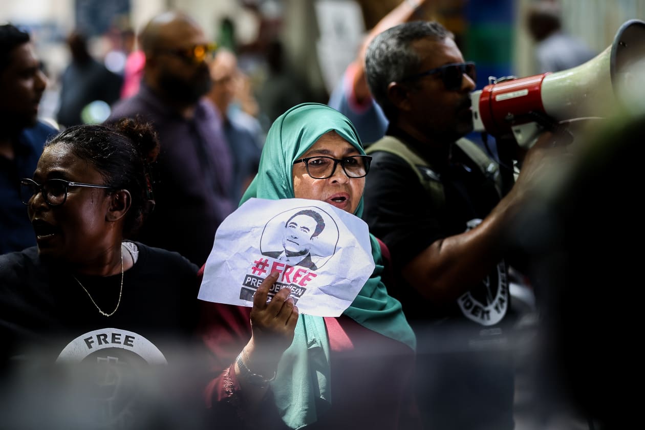 ފެބްރުއަރީ 6، 2023 - ރައީސް ސޯލިހު ރިޔާސީ ބަޔާން އިއްވުމާ ދެކޮޅަށް އިދިކޮޅުން ކުރިއަށްގެންދިޔަ މުޒާހަރާގެ ތެރެއިން. ބާރުގެ ބޭނުންކޮށްގެން މުޒާހަރާ ރުޅާލިއިރު ބައެއް މީހުން ވަނީ ފުލުހުންގެ ބެލުމުގެ ދަށަށް ވެސް ގެންގޮސްފައި --- ފޮޓޯ: މުހައްމަދު ޝާބިން/އަދަދު