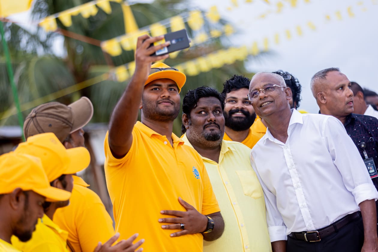 އޮގަސްޓް 31، 2023 - ރިޔާސީ އިންތިހާބަށް ކެމްޕޭން ކުރެއްވުމުގެ ގޮތުން ރައީސް ސޯލިހް ޅ. އަތޮޅަށް ކުރެއްވި ދަތުރުފުޅުގެ ތެރެއިން؛ ރައީސް ސޯލިހު ވަނީ ޅ. އަތޮޅުގެ 4 ރަށަކަށް ޒިޔާރަތްކޮށް ރައްޔިތުންނާއި ބައްދަލުކުރައްވާފަ --.-- ފޮޓޯ: އަބްދުﷲ އިޔާން / އަދަދު