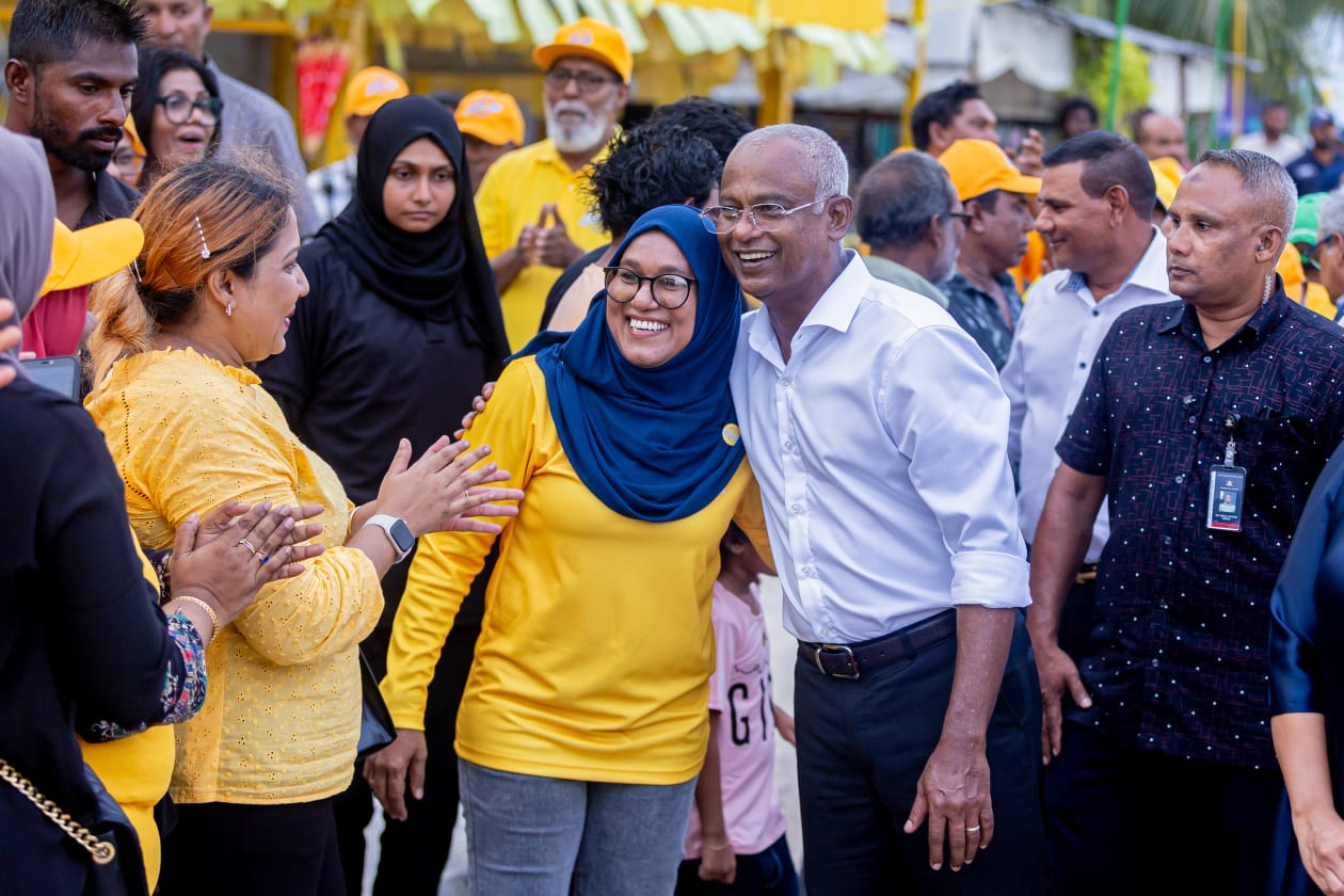 އޮގަސްޓް 31، 2023 - ރިޔާސީ އިންތިހާބަށް ކެމްޕޭން ކުރެއްވުމުގެ ގޮތުން ރައީސް ސޯލިހް ޅ. އަތޮޅަށް ކުރެއްވި ދަތުރުފުޅުގެ ތެރެއިން؛ ރައީސް ސޯލިހު ވަނީ ޅ. އަތޮޅުގެ 4 ރަށަކަށް ޒިޔާރަތްކޮށް ރައްޔިތުންނާއި ބައްދަލުކުރައްވާފަ --.-- ފޮޓޯ: އަބްދުﷲ އިޔާން / އަދަދު