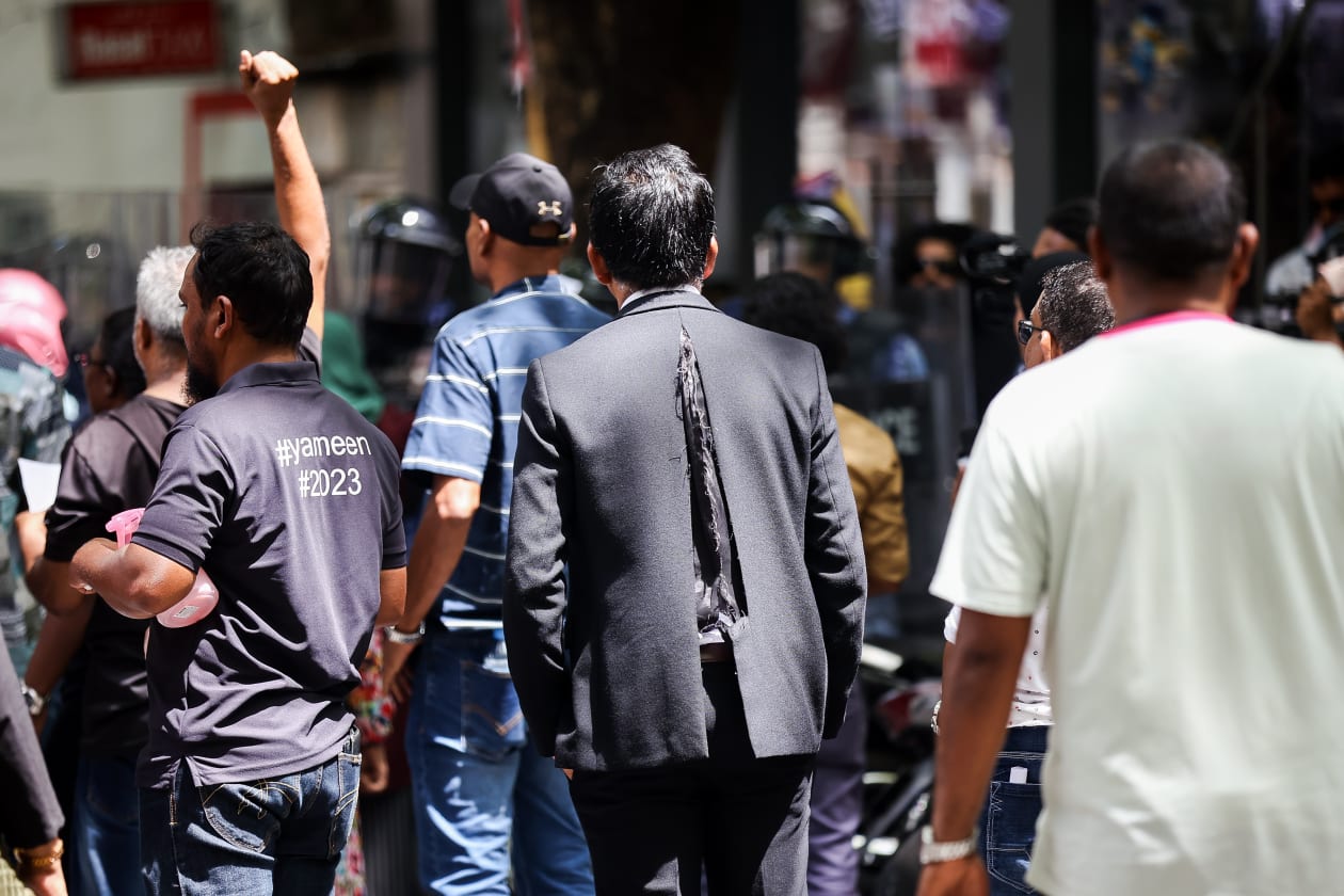 ފެބްރުއަރީ 6، 2023 - ރައީސް ސޯލިހު ރިޔާސީ ބަޔާން އިއްވުމާ ދެކޮޅަށް އިދިކޮޅުން ކުރިއަށްގެންދިޔަ މުޒާހަރާގެ ތެރެއިން. ބާރުގެ ބޭނުންކޮށްގެން މުޒާހަރާ ރުޅާލިއިރު ބައެއް މީހުން ވަނީ ފުލުހުންގެ ބެލުމުގެ ދަށަށް ވެސް ގެންގޮސްފައި --- ފޮޓޯ: މުހައްމަދު ޝާބިން/އަދަދު
