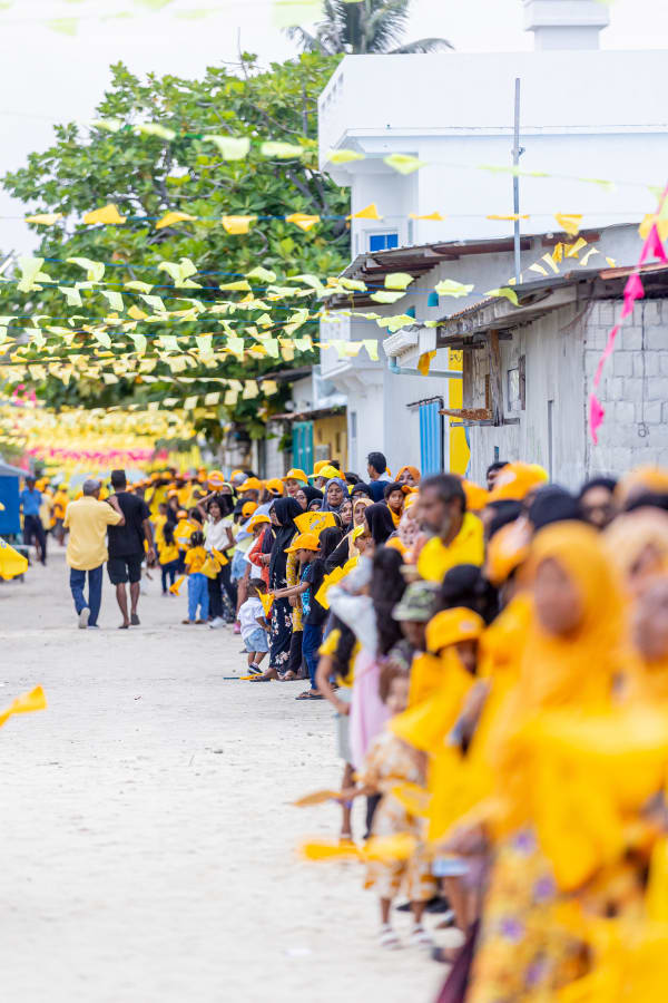އޮގަސްޓް 31، 2023 - ރިޔާސީ އިންތިހާބަށް ކެމްޕޭން ކުރެއްވުމުގެ ގޮތުން ރައީސް ސޯލިހް ޅ. އަތޮޅަށް ކުރެއްވި ދަތުރުފުޅުގެ ތެރެއިން؛ ރައީސް ސޯލިހު ވަނީ ޅ. އަތޮޅުގެ 4 ރަށަކަށް ޒިޔާރަތްކޮށް ރައްޔިތުންނާއި ބައްދަލުކުރައްވާފަ --.-- ފޮޓޯ: އަބްދުﷲ އިޔާން / އަދަދު