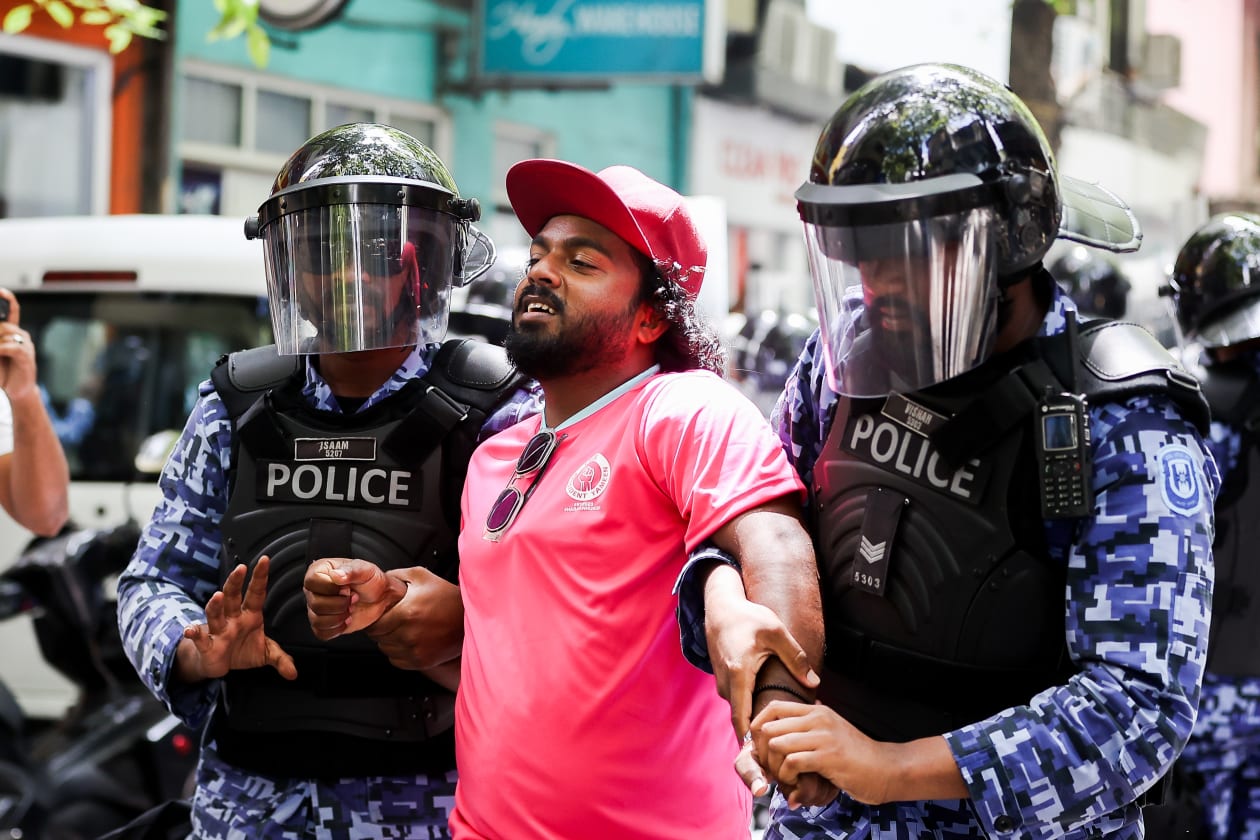 ފެބްރުއަރީ 6، 2023 - ރައީސް ސޯލިހު ރިޔާސީ ބަޔާން އިއްވުމާ ދެކޮޅަށް އިދިކޮޅުން ކުރިއަށްގެންދިޔަ މުޒާހަރާގެ ތެރެއިން. ބާރުގެ ބޭނުންކޮށްގެން މުޒާހަރާ ރުޅާލިއިރު ބައެއް މީހުން ވަނީ ފުލުހުންގެ ބެލުމުގެ ދަށަށް ވެސް ގެންގޮސްފައި --- ފޮޓޯ: މުހައްމަދު ޝާބިން/އަދަދު