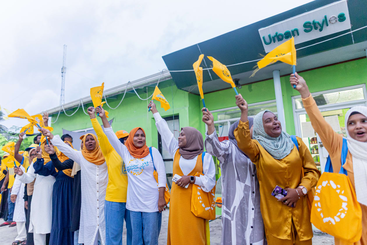 އޮގަސްޓް 31، 2023 - ރިޔާސީ އިންތިހާބަށް ކެމްޕޭން ކުރެއްވުމުގެ ގޮތުން ރައީސް ސޯލިހް ޅ. އަތޮޅަށް ކުރެއްވި ދަތުރުފުޅުގެ ތެރެއިން؛ ރައީސް ސޯލިހު ވަނީ ޅ. އަތޮޅުގެ 4 ރަށަކަށް ޒިޔާރަތްކޮށް ރައްޔިތުންނާއި ބައްދަލުކުރައްވާފަ --.-- ފޮޓޯ: އަބްދުﷲ އިޔާން / އަދަދު