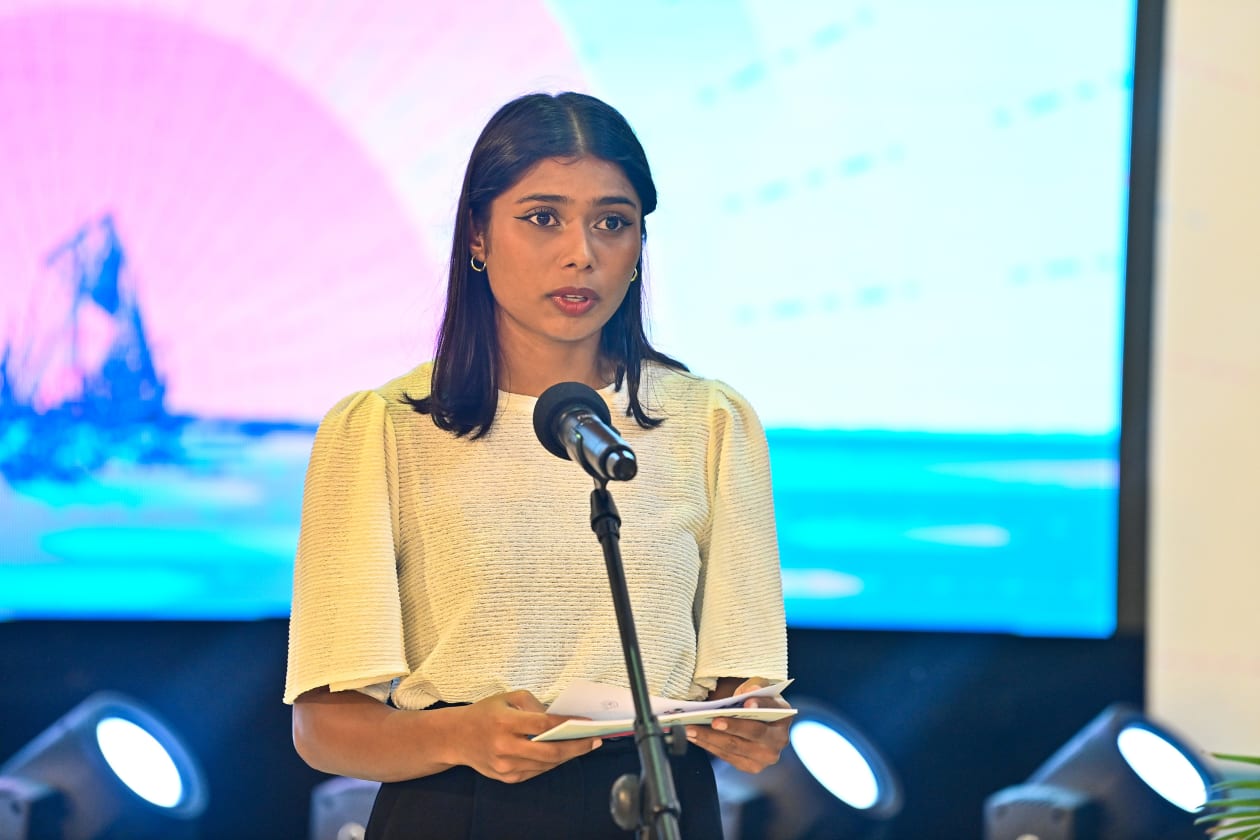 ޖެނުއަރީ 16، 2024: ނެޝަނަލް އެތުލީޓުންނަށް ހަފްތާއަކު ތިން ދުވަހު ތެރަޕީ ނެގޭނެ ގޮތް ހަދައި ރޭ އިއުލާން ކޮށްފިއެވެ. މިކަން އިއުލާނު ކުރީ ރޭ ސޯޝަލް ސެންޓަރުގައި ބޭއްވި ގައުމީ އަދި ބައިނަލްއަގްވާމީ ކުޅިވަރު މުބާރާތްތައް ބާއްވާ ތަންތަނުގައި ހުރުން ލާޒިމު ސިއްހީ ހިދުމަތްތައް އެކުލަވާލުމުގެ ރަސްމިއްޔާތުގައި ވާހަކަ ދައްކަވަމުން ސްޕޯޓްސް މިނިސްޓަރު އަބްދުالله ރާފިއު އެވެ.-- ފޮޓޯ: އަބްދުﷲ އިޔާން / އަދަދު