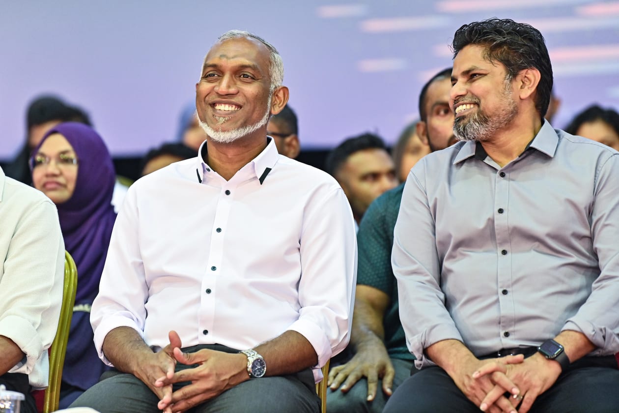 ޖެނުއަރީ 16، 2024: ނެޝަނަލް އެތުލީޓުންނަށް ހަފްތާއަކު ތިން ދުވަހު ތެރަޕީ ނެގޭނެ ގޮތް ހަދައި ރޭ އިއުލާން ކޮށްފިއެވެ. މިކަން އިއުލާނު ކުރީ ރޭ ސޯޝަލް ސެންޓަރުގައި ބޭއްވި ގައުމީ އަދި ބައިނަލްއަގްވާމީ ކުޅިވަރު މުބާރާތްތައް ބާއްވާ ތަންތަނުގައި ހުރުން ލާޒިމު ސިއްހީ ހިދުމަތްތައް އެކުލަވާލުމުގެ ރަސްމިއްޔާތުގައި ވާހަކަ ދައްކަވަމުން ސްޕޯޓްސް މިނިސްޓަރު އަބްދުالله ރާފިއު އެވެ.-- ފޮޓޯ: އަބްދުﷲ އިޔާން / އަދަދު