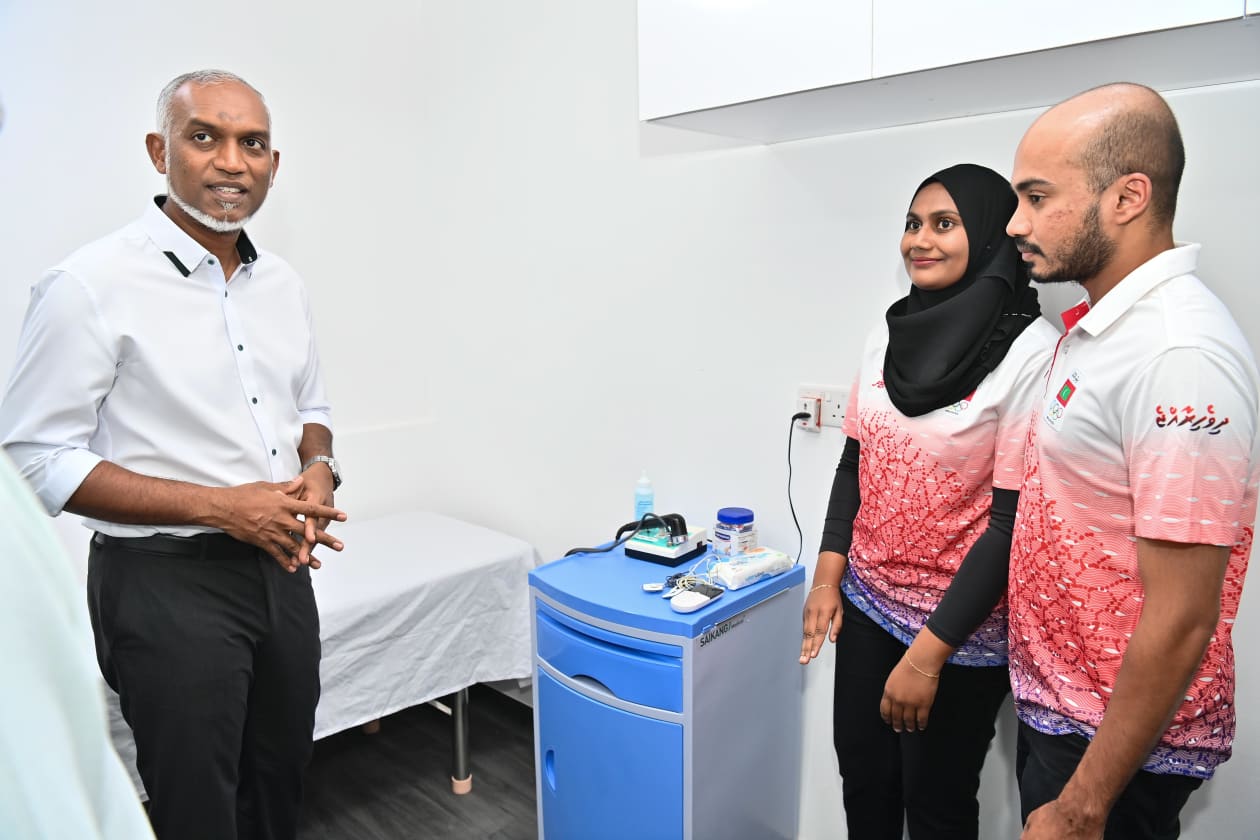 ޖެނުއަރީ 16، 2024: ނެޝަނަލް އެތުލީޓުންނަށް ހަފްތާއަކު ތިން ދުވަހު ތެރަޕީ ނެގޭނެ ގޮތް ހަދައި ރޭ އިއުލާން ކޮށްފިއެވެ. މިކަން އިއުލާނު ކުރީ ރޭ ސޯޝަލް ސެންޓަރުގައި ބޭއްވި ގައުމީ އަދި ބައިނަލްއަގްވާމީ ކުޅިވަރު މުބާރާތްތައް ބާއްވާ ތަންތަނުގައި ހުރުން ލާޒިމު ސިއްހީ ހިދުމަތްތައް އެކުލަވާލުމުގެ ރަސްމިއްޔާތުގައި ވާހަކަ ދައްކަވަމުން ސްޕޯޓްސް މިނިސްޓަރު އަބްދުالله ރާފިއު އެވެ.-- ފޮޓޯ: އަބްދުﷲ އިޔާން / އަދަދު