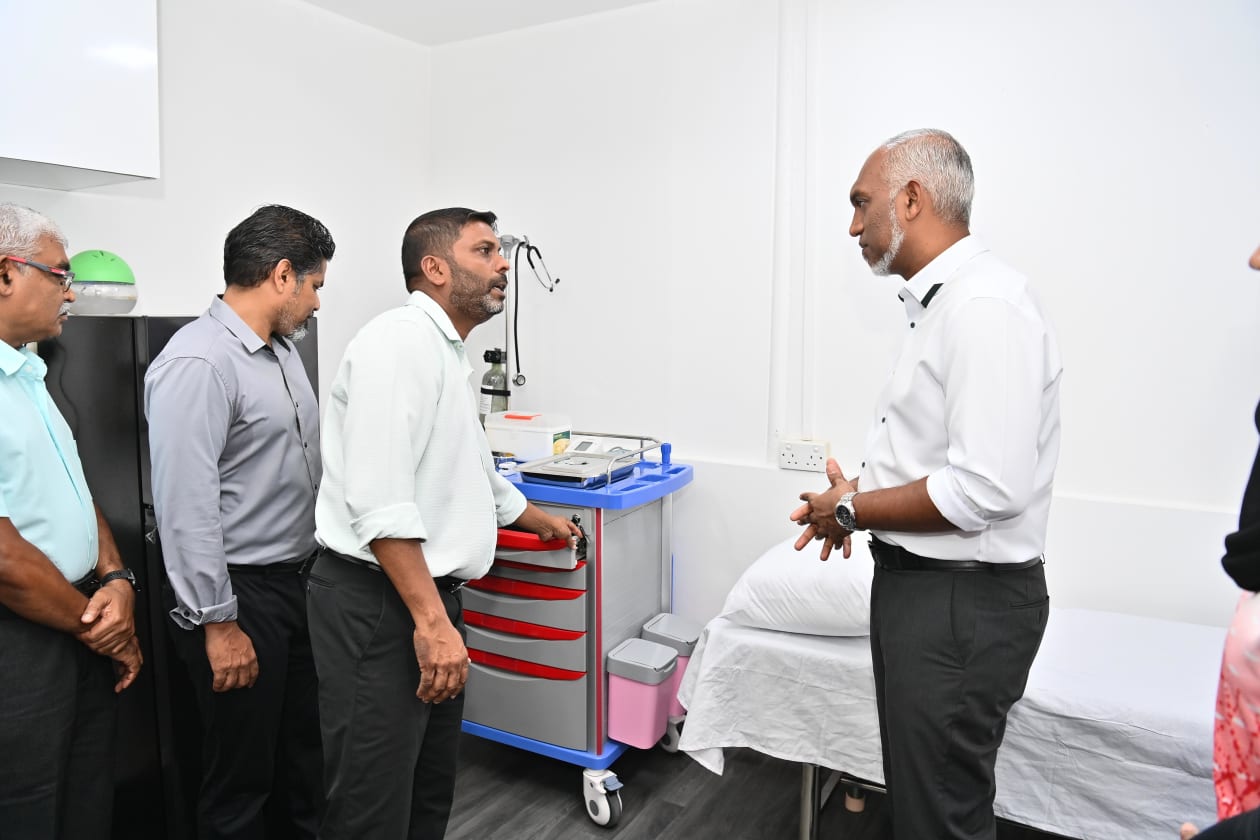 ޖެނުއަރީ 16، 2024: ނެޝަނަލް އެތުލީޓުންނަށް ހަފްތާއަކު ތިން ދުވަހު ތެރަޕީ ނެގޭނެ ގޮތް ހަދައި ރޭ އިއުލާން ކޮށްފިއެވެ. މިކަން އިއުލާނު ކުރީ ރޭ ސޯޝަލް ސެންޓަރުގައި ބޭއްވި ގައުމީ އަދި ބައިނަލްއަގްވާމީ ކުޅިވަރު މުބާރާތްތައް ބާއްވާ ތަންތަނުގައި ހުރުން ލާޒިމު ސިއްހީ ހިދުމަތްތައް އެކުލަވާލުމުގެ ރަސްމިއްޔާތުގައި ވާހަކަ ދައްކަވަމުން ސްޕޯޓްސް މިނިސްޓަރު އަބްދުالله ރާފިއު އެވެ.-- ފޮޓޯ: އަބްދުﷲ އިޔާން / އަދަދު