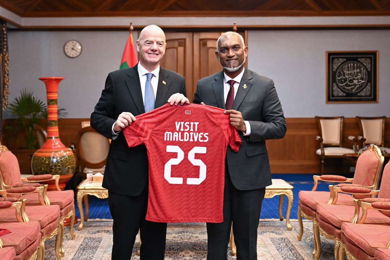 Male, Maldives (October 24) — FIFA President Infantino made a one-day official visit to the Maldives today, marking the first time in 19 years that a FIFA President has visited the country; during his meeting with President Dr. Muizzu, important discussions were held regarding the future of Maldivian football, and he also participated in a special match. --- Photo: President's Office