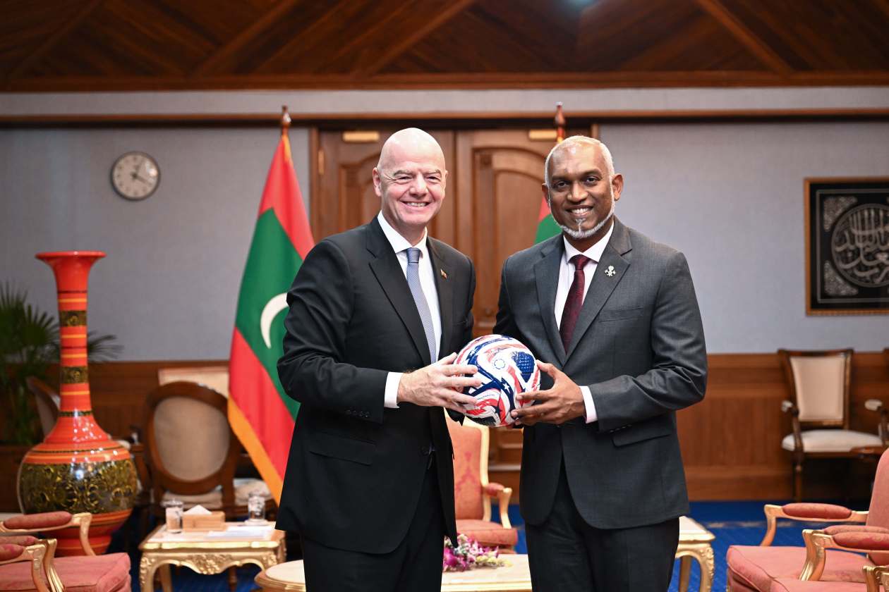Male, Maldives (October 24) — FIFA President Infantino made a one-day official visit to the Maldives today, marking the first time in 19 years that a FIFA President has visited the country; during his meeting with President Dr. Muizzu, important discussions were held regarding the future of Maldivian football, and he also participated in a special match. --- Photo: President's Office