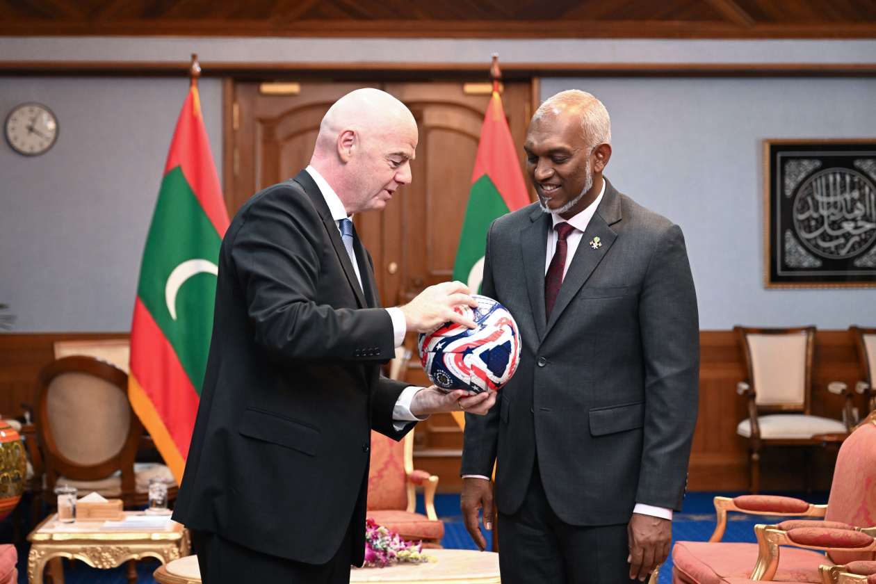 Male, Maldives (October 24) — FIFA President Infantino made a one-day official visit to the Maldives today, marking the first time in 19 years that a FIFA President has visited the country; during his meeting with President Dr. Muizzu, important discussions were held regarding the future of Maldivian football, and he also participated in a special match. --- Photo: President's Office
