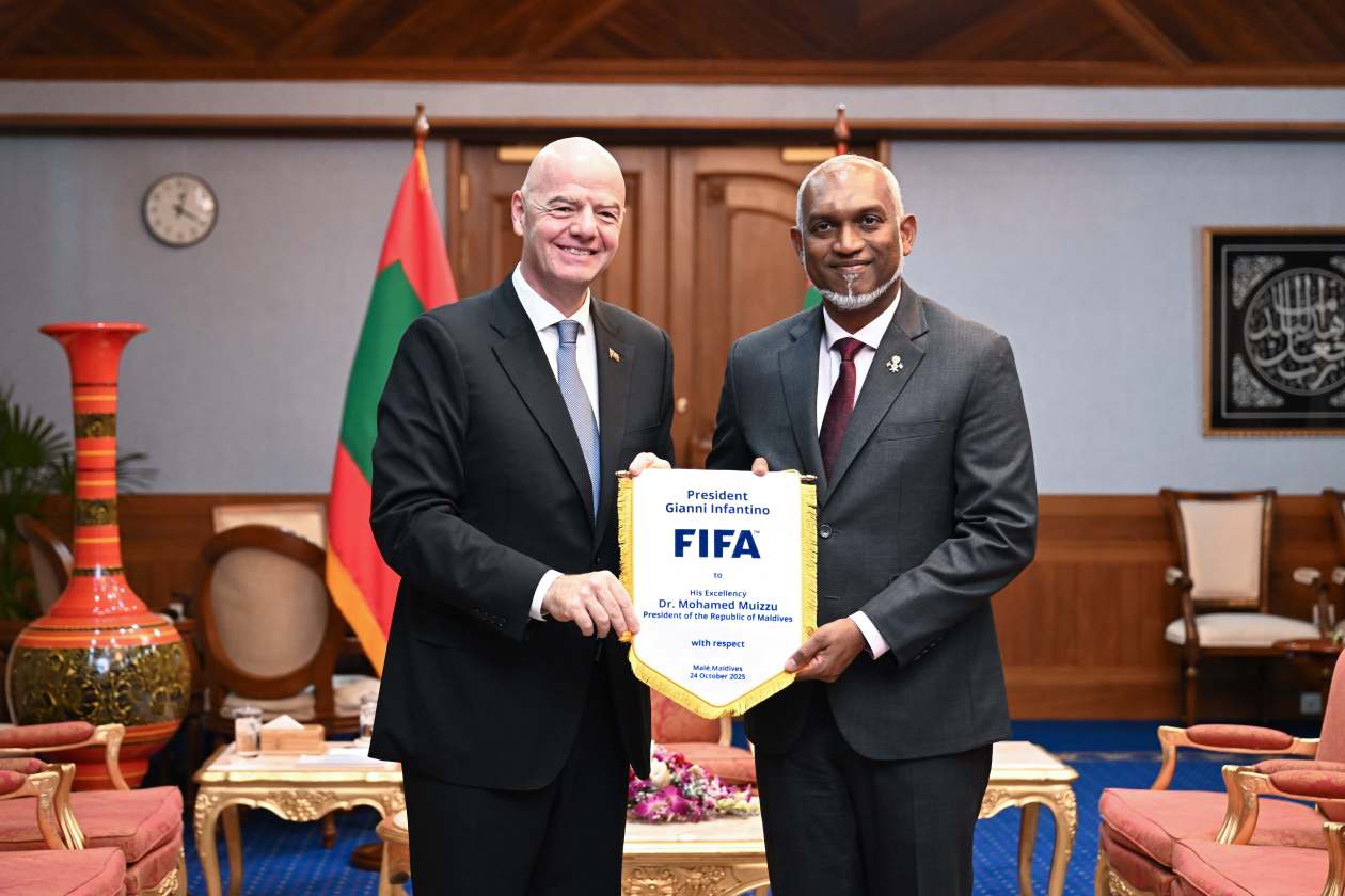 Male, Maldives (October 24) — FIFA President Infantino made a one-day official visit to the Maldives today, marking the first time in 19 years that a FIFA President has visited the country; during his meeting with President Dr. Muizzu, important discussions were held regarding the future of Maldivian football, and he also participated in a special match. --- Photo: President's Office