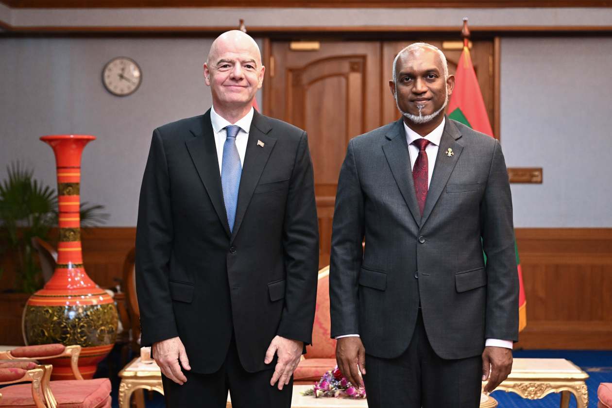 Male, Maldives (October 24) — FIFA President Infantino made a one-day official visit to the Maldives today, marking the first time in 19 years that a FIFA President has visited the country; during his meeting with President Dr. Muizzu, important discussions were held regarding the future of Maldivian football, and he also participated in a special match. --- Photo: President's Office