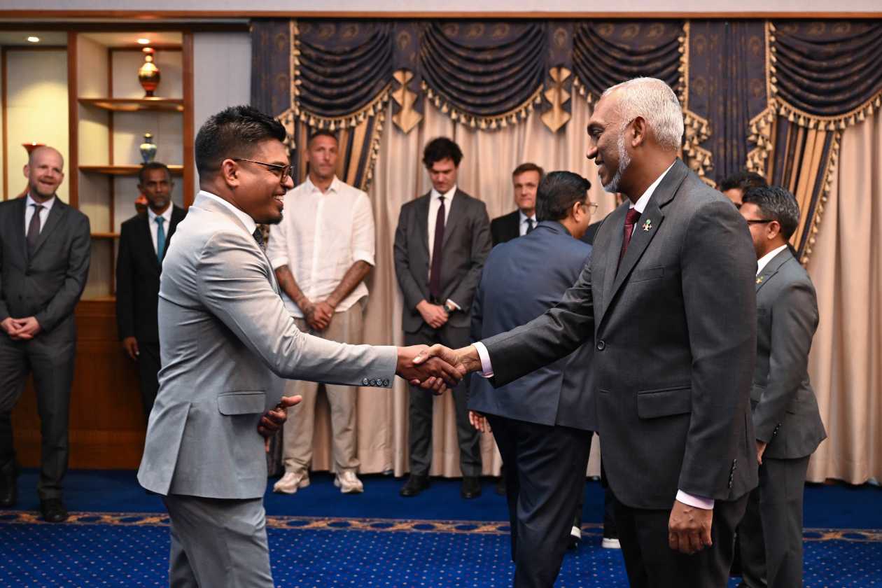 Male, Maldives (October 24) — FIFA President Infantino made a one-day official visit to the Maldives today, marking the first time in 19 years that a FIFA President has visited the country; during his meeting with President Dr. Muizzu, important discussions were held regarding the future of Maldivian football, and he also participated in a special match. --- Photo: President's Office