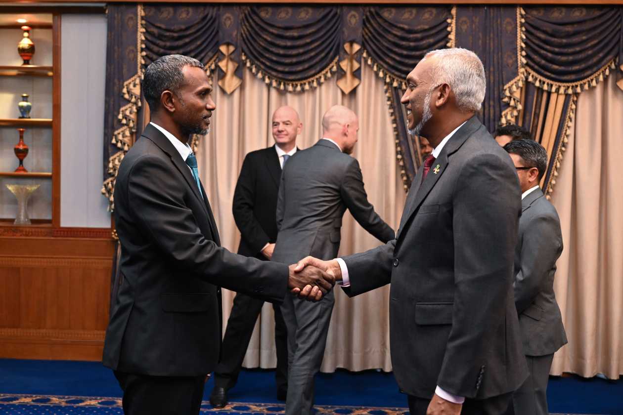 Male, Maldives (October 24) — FIFA President Infantino made a one-day official visit to the Maldives today, marking the first time in 19 years that a FIFA President has visited the country; during his meeting with President Dr. Muizzu, important discussions were held regarding the future of Maldivian football, and he also participated in a special match. --- Photo: President's Office
