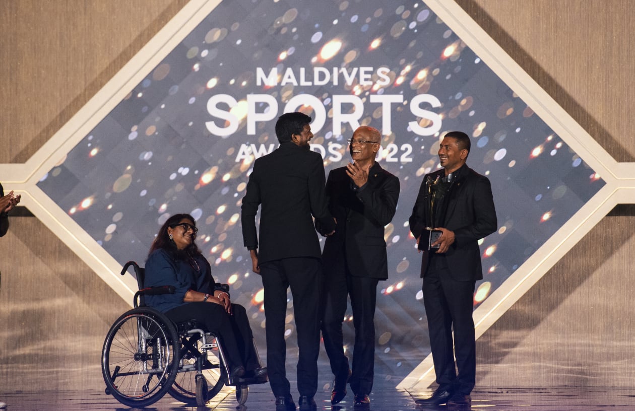 މާޗް 17، 2022 - މޯލްޑިވްސް ސްޕޯޓްސް އެވޯޑްސްގައި ފިރިހެން ސްޕެޝަލީ އޭބަލްޑް އެތުލީޓް އޮފް ދަ އިޔާ އަށް ހޮވުނު މުހައްމަދު މާޒިން އާ ރައީސް ސޯލިހު ސަލާން ކުރައްވަނީ --- ފޮޓޯ: މުހައްމަދު ޝާބިން / އަދަދު