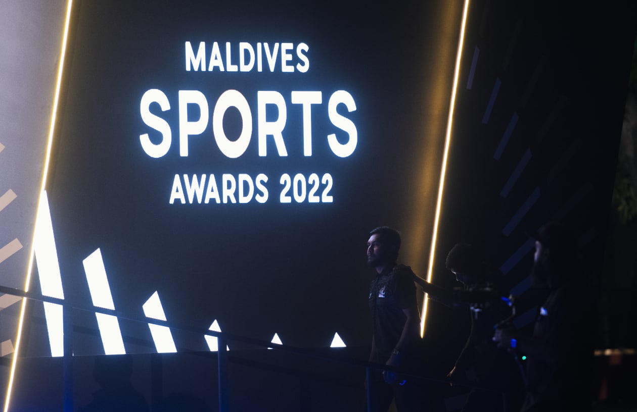 މާޗް 17، 2022 - މޯލްޑިވްސް ސްޕޯޓްސް އެވޯޑްސް ހަފްލާގެ ތެރެއިން. ކުޅިވަރު އެކުވެނި އެއް ނަންބަރު ދަނޑުގައި ބޭއްވި މި ހަފްލާގައި ވަނީ ޖުމްލަ 18 ކުޅިވަރަކުން 108 އެވޯޑް ދީފައި --- ފޮޓޯ: މުހައްމަދު ޝާބިން/އަދަދު