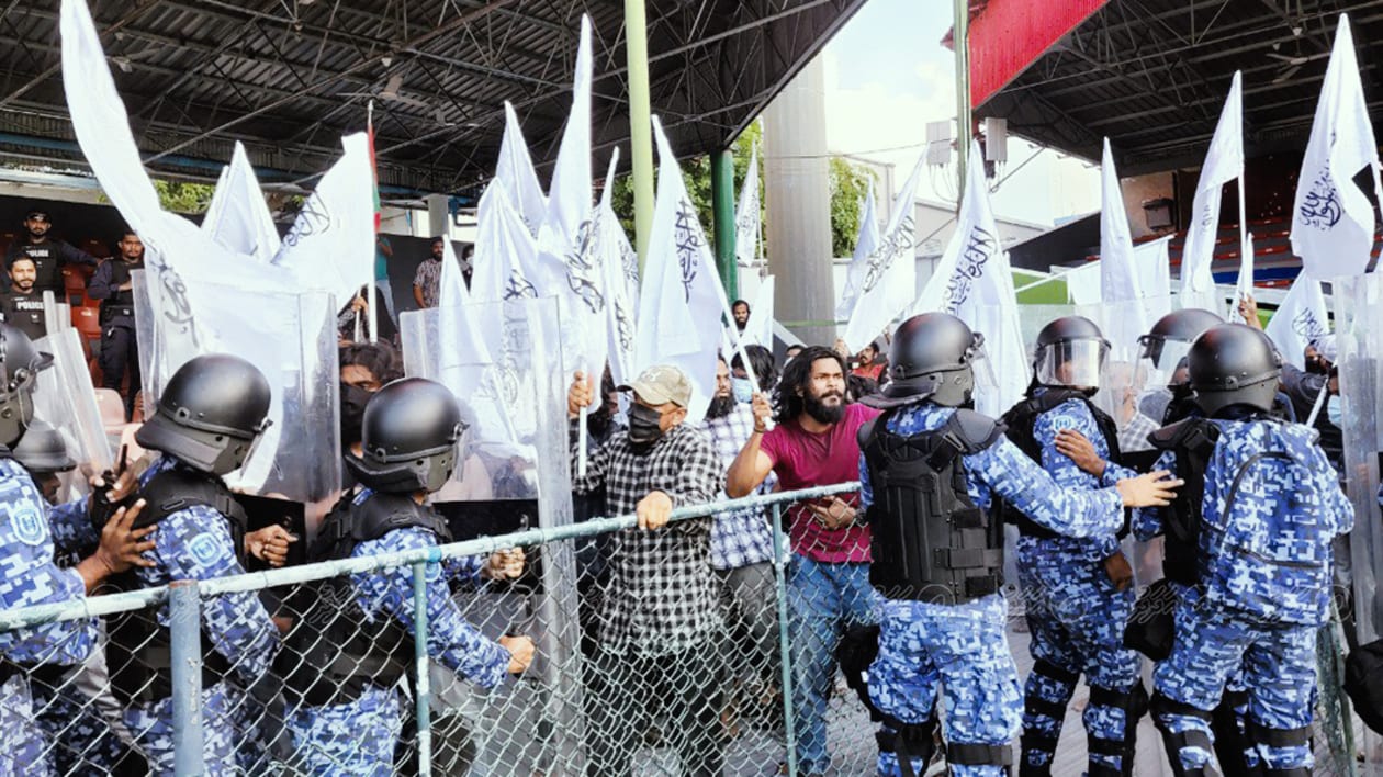 ޖޫން 21، 2022: ޔޯގާ ހަރަކާތާ ދެކޮޅަށް ގަލޮޅު ދަނޑު ބޭރަށް އެއްވި މީހުން ފުލުހުންނާ ކުރިމަތިލަނީ. އެ ތަނަށް ގަދަކަމަށް ވަދެގަތް މީހުން އެ ހަރަކާތުގައި ބައިވެރިވި ބައެއް މީހުންނަށް ވެސް ހަމަލާ ދީފައިވޭ --- ފޮޓޯ: ހުސައިން ފިޔާޒު މޫސާ/އަދަދު