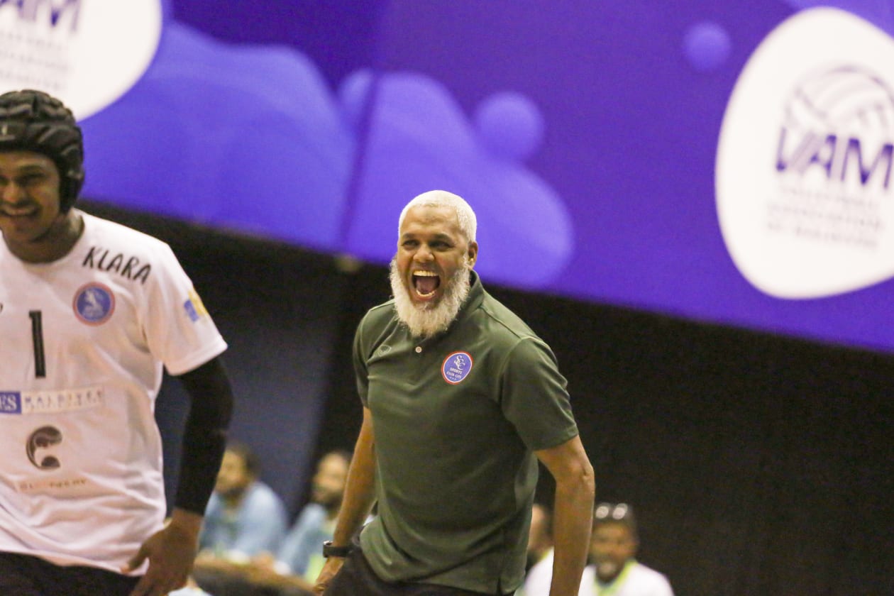 މާލެ: ޖޫން 24، 2022 - ސްޕޯޓްސް ކްލަބް ސިޓީން ވޮލީބޯލް އެސޯސިއޭޝަން ކަޕްގެ ޗެމްޕިއަންކަން ހޯދީ ފައިނަލުގައި ކްލަބް ވެމްކޯ 3-2 ސެޓުން: މިއީ 2009 ވަނަ އަހަރު ވުޖޫދުވި ސިޓީން ފުރަތަމަ ޑިވިޝަނުގައި ވާދަކުރަން ފެށި ފަހުން ހޯދި ފުރަތަމަ ތަށި: ފައިނަލް މެޗުގެ ތެރެއިން ސިޓީގެ ކޯޗު ނަލަ ހުސެއިން ޝަރީފް އުފާފާޅުކުރަނީ -- ފޮޓޯ: އަބްދުﷲ އިޔާން/ އަދަދު 