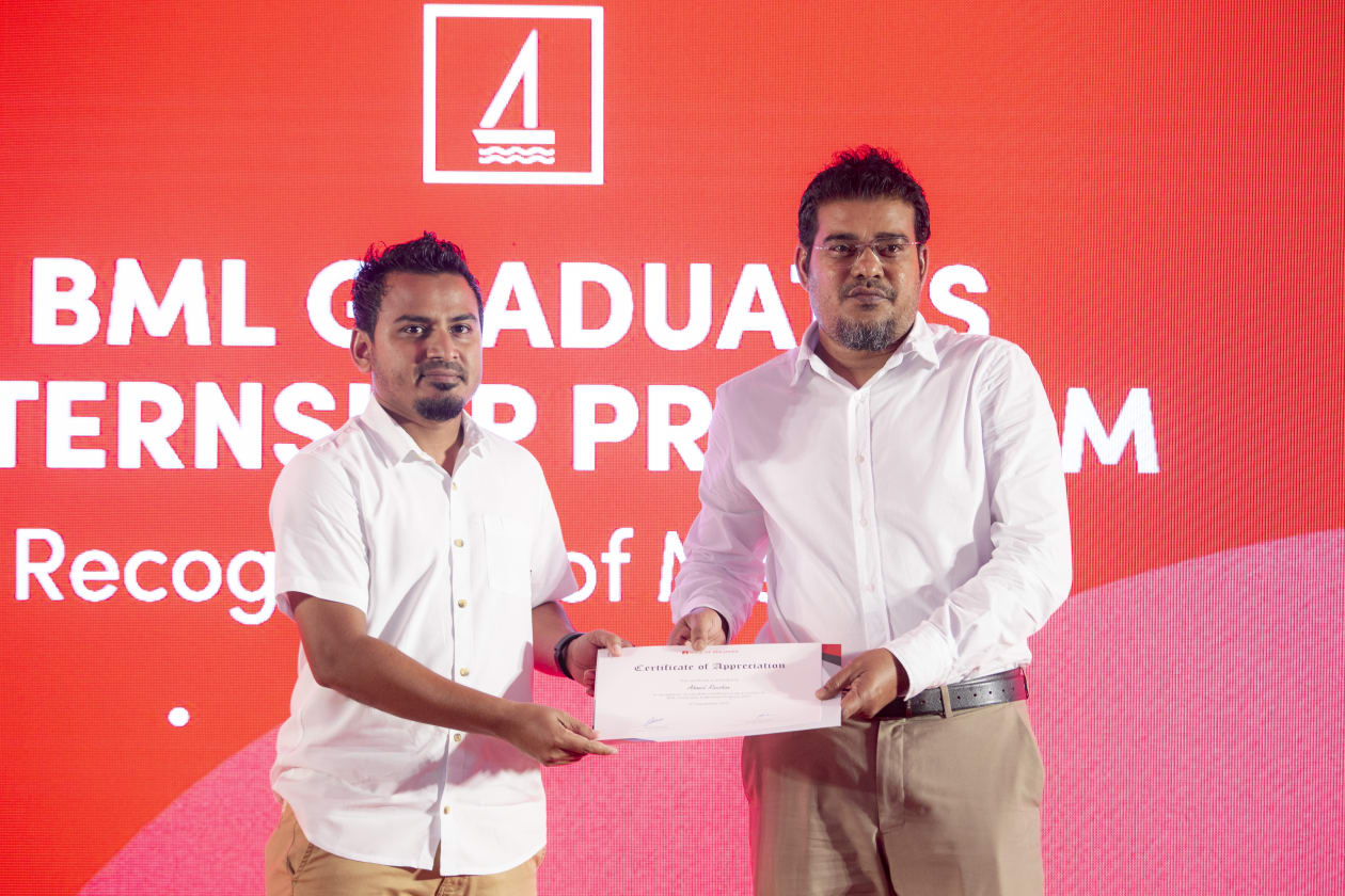 ސެޕްޓެމްބަރ 2، 2022 - ބީއެމްއެލް ގްރެޖުއޭޓް އިންޓާންޝިޕް ޕްރޮގްރާމް ގެ ކާމިޔާބީ ފާހަގަކޮށް އަލަށް ހޮވުނު ބައިވެރިންނަށް އިންޓާންޝިޕް އެވޯޑް ކުރުމުގެ ރަސްމިއްޔާތުގެ ތެރެއިން. މި ރަސްމިއްޔާތުގައި ކުރިން މި އިންޓާންޝިޕްގައި ބައިވެރިވެ މިހާރު ވަޒީފާގައި އުޅޭ ބައެއް މީހުން ވަނީ އެ މީހުންގެ ތަޖުރިބާ ހިއްސާކޮށްފައި އަދި ބީއެމްއެލް ބޯޑުގެ ބައެއް މެމްބަރުންނާއި ބީއެމްއެލްގެ އިންޗާޖް ވަނީ ބައިވެރިވި --- ފޮޓޯ؛ މުހައްމަދު ޝާބިން / އަދަދު