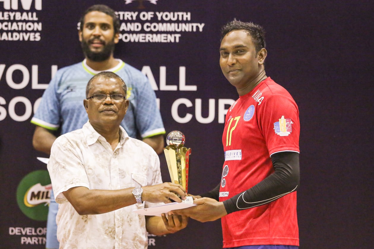 މާލެ: ޖޫން 24، 2022 - ސްޕޯޓްސް ކްލަބް ސިޓީން ވޮލީބޯލް އެސޯސިއޭޝަން ކަޕްގެ ޗެމްޕިއަންކަން ހޯދީ ފައިނަލުގައި ކްލަބް ވެމްކޯ 3-2 ސެޓުން: މިއީ 2009 ވަނަ އަހަރު ވުޖޫދުވި ސިޓީން ފުރަތަމަ ޑިވިޝަނުގައި ވާދަކުރަން ފެށި ފަހުން ހޯދި ފުރަތަމަ ތަށި: ޑްރީމް ޓީމުގައި ހިމެނުނު ސިޓީގެ ޔޫސުފްއާ ޓްރޮފީ ހަވާލުކުރަނީ-- ފޮޓޯ: އަބްދުﷲ އިޔާން/ އަދަދު 