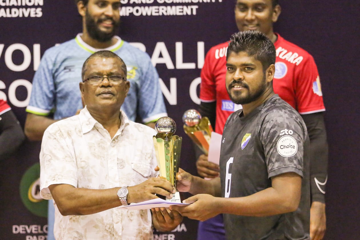 މާލެ: ޖޫން 24، 2022 - ސްޕޯޓްސް ކްލަބް ސިޓީން ވޮލީބޯލް އެސޯސިއޭޝަން ކަޕްގެ ޗެމްޕިއަންކަން ހޯދީ ފައިނަލުގައި ކްލަބް ވެމްކޯ 3-2 ސެޓުން: މިއީ 2009 ވަނަ އަހަރު ވުޖޫދުވި ސިޓީން ފުރަތަމަ ޑިވިޝަނުގައި ވާދަކުރަން ފެށި ފަހުން ހޯދި ފުރަތަމަ ތަށި: މުބާރާތުގެ އެންމެ މޮޅު ސެޓަރު، ސިފައިންގެ ޝާޑުއާ ޓްރޮފީ ހަވާލުކުރަނީ.-- ފޮޓޯ: އަބްދުﷲ އިޔާން/ އަދަދު 