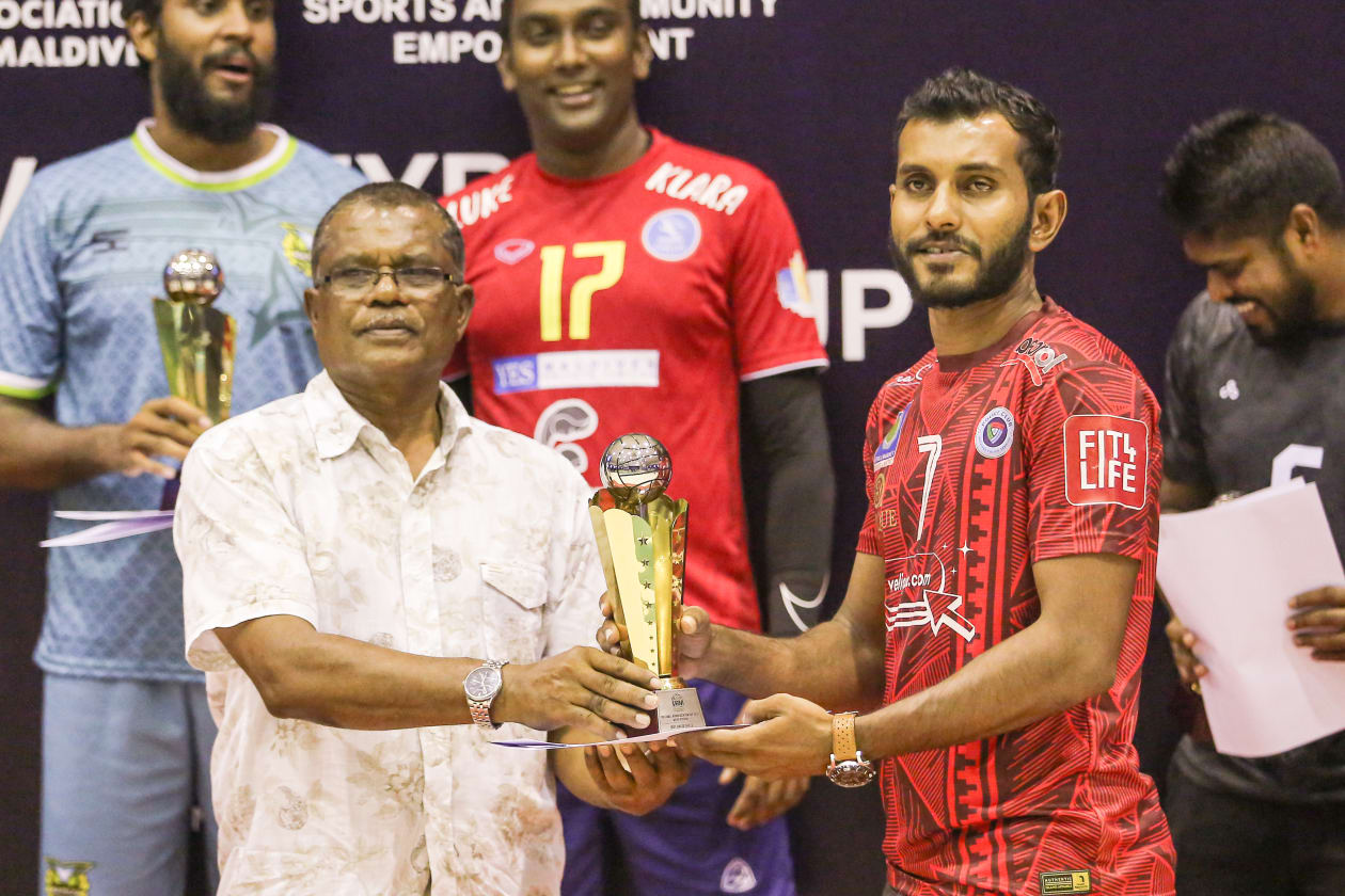 މާލެ: ޖޫން 24، 2022 - ސްޕޯޓްސް ކްލަބް ސިޓީން ވޮލީބޯލް އެސޯސިއޭޝަން ކަޕްގެ ޗެމްޕިއަންކަން ހޯދީ ފައިނަލުގައި ކްލަބް ވެމްކޯ 3-2 ސެޓުން: މިއީ 2009 ވަނަ އަހަރު ވުޖޫދުވި ސިޓީން ފުރަތަމަ ޑިވިޝަނުގައި ވާދަކުރަން ފެށި ފަހުން ހޯދި ފުރަތަމަ ތަށި: މުބާރާތުގެ އެންމެ މޮޅު ލިބަރޯ ޕޮލިހުގެ ނައިންޓޭއާ ޓްރޮފީ ހަވާލުކުރަނީ-- ފޮޓޯ: އަބްދުﷲ އިޔާން/ އަދަދު 