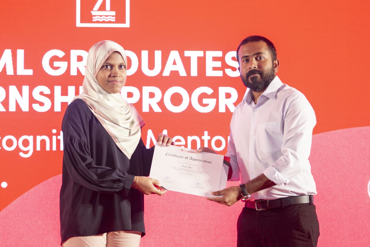 ސެޕްޓެމްބަރ 2، 2022 - ބީއެމްއެލް ގްރެޖުއޭޓް އިންޓާންޝިޕް ޕްރޮގްރާމް ގެ ކާމިޔާބީ ފާހަގަކޮށް އަލަށް ހޮވުނު ބައިވެރިންނަށް އިންޓާންޝިޕް އެވޯޑް ކުރުމުގެ ރަސްމިއްޔާތުގެ ތެރެއިން. މި ރަސްމިއްޔާތުގައި ކުރިން މި އިންޓާންޝިޕްގައި ބައިވެރިވެ މިހާރު ވަޒީފާގައި އުޅޭ ބައެއް މީހުން ވަނީ އެ މީހުންގެ ތަޖުރިބާ ހިއްސާކޮށްފައި އަދި ބީއެމްއެލް ބޯޑުގެ ބައެއް މެމްބަރުންނާއި ބީއެމްއެލްގެ އިންޗާޖް ވަނީ ބައިވެރިވި --- ފޮޓޯ؛ މުހައްމަދު ޝާބިން / އަދަދު