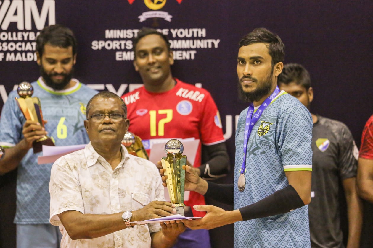 މާލެ: ޖޫން 24، 2022 - ސްޕޯޓްސް ކްލަބް ސިޓީން ވޮލީބޯލް އެސޯސިއޭޝަން ކަޕްގެ ޗެމްޕިއަންކަން ހޯދީ ފައިނަލުގައި ކްލަބް ވެމްކޯ 3-2 ސެޓުން: މިއީ 2009 ވަނަ އަހަރު ވުޖޫދުވި ސިޓީން ފުރަތަމަ ޑިވިޝަނުގައި ވާދަކުރަން ފެށި ފަހުން ހޯދި ފުރަތަމަ ތަށި: މުބާރާތުގެ މޮޅު ކުޅުންތެރިޔާ ވެމްކޯގެ ކުޑަކާއްޓެ (ކ) އާ ޓްރޮފީ ހަވާލުކުރަނީ.-- ފޮޓޯ: އަބްދުﷲ އިޔާން/ އަދަދު 