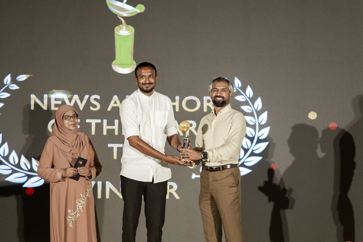ސެޕްޓެމްބަރ 14، 2022 - މި އަހަރުގެ އެންމެ މޮޅު ޓީވީ ނިއުސް ކާސްޓާ އަކަށް ހޮވުނު ޓީވީއެމްގެ މުއާޒުއާ، އުރީދޫގެ މެނޭޖިން ޑިރެކްޓަރު އަދި ސީއީއޯ، ޙާލިދް އަަލް-ހަމާދީ އެވޯޑު ހަވާލުކޮށް ދެއްވަނީ --- ފޮޓޯ؛ މުހައްމަދު ޝާބިން / އަދަދު