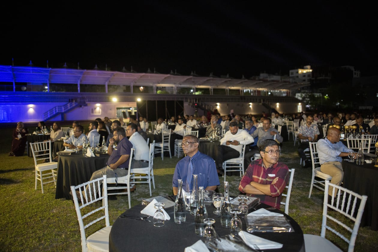 ސެޕްޓެމްބަރ 14، 2022 - މޯލްޑިވްސް ބްރޮޑްކާސްޓް އެވޯޑްސް ހަފްލާގެ ތެރެއިން. މި ހަފްލާގައި ބްރޮޑްކާސްޓް މީޑިއާގެ އެކި ކެޓެގަރީތަކުން ނޫސްވެރިންނަށް ވަނީ އެވޯޑް ދީފައި --- ފޮޓޯ؛ މުހައްމަދު ޝާބިން / އަދަދު